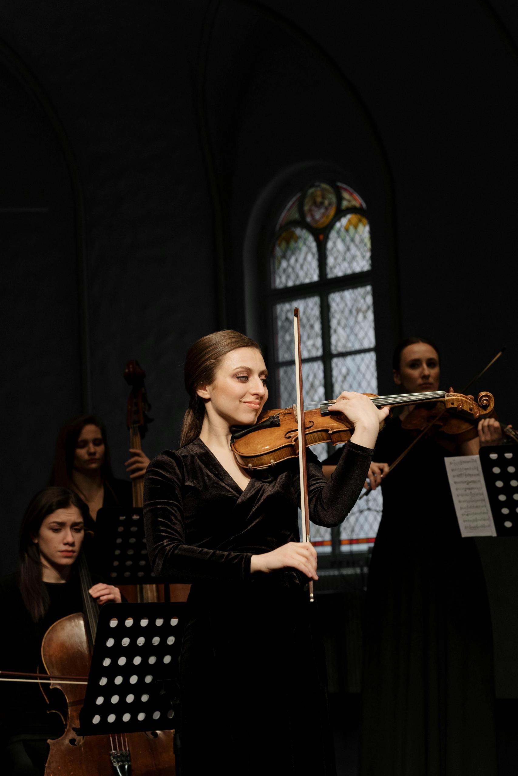 El violín es uno de los instrumentos fundamentales para toda formación clásica.