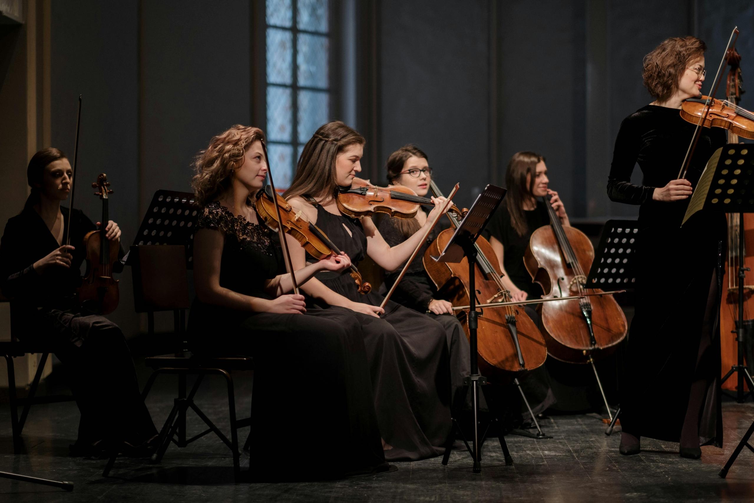 La música docta y popular tienen la misma importancia, dependiendo del enfoque.