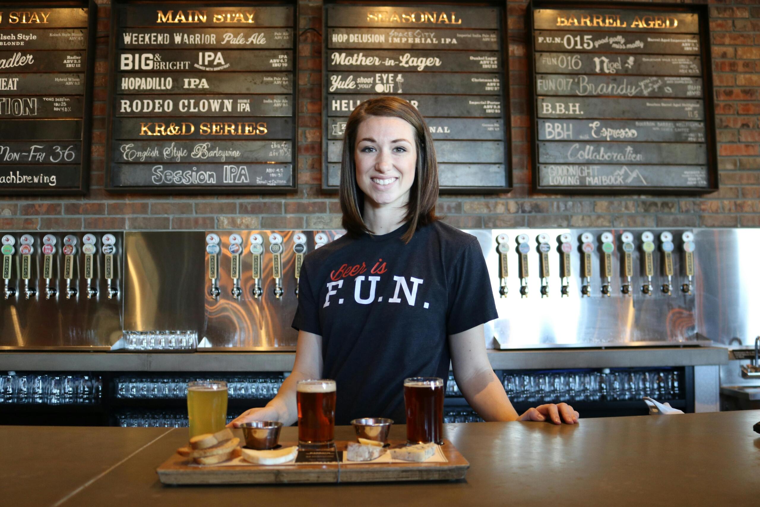 Ser bartender es uno de los empleos que puede tomar alguien sin experiencia.