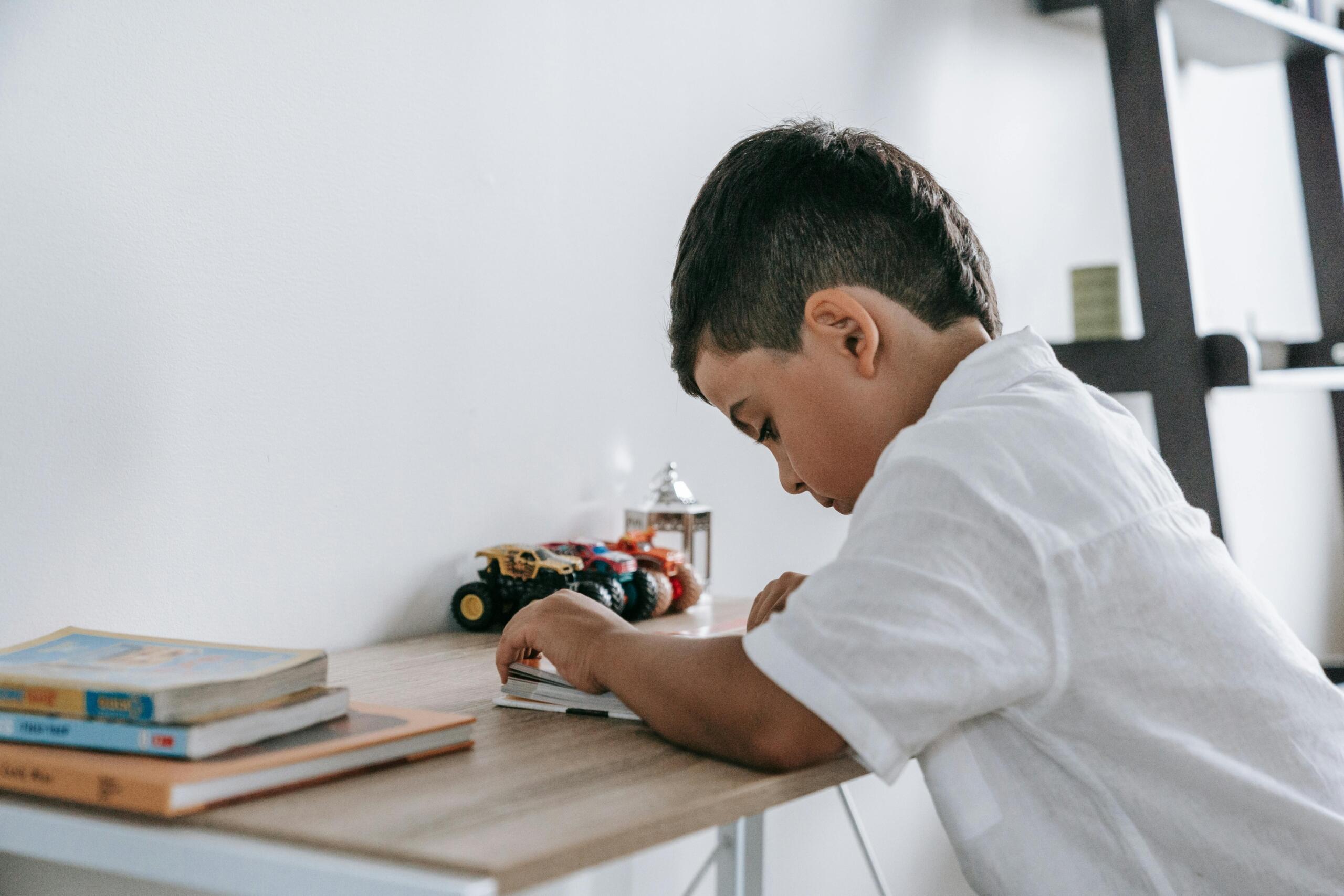 Niño estudiando en su habitación.