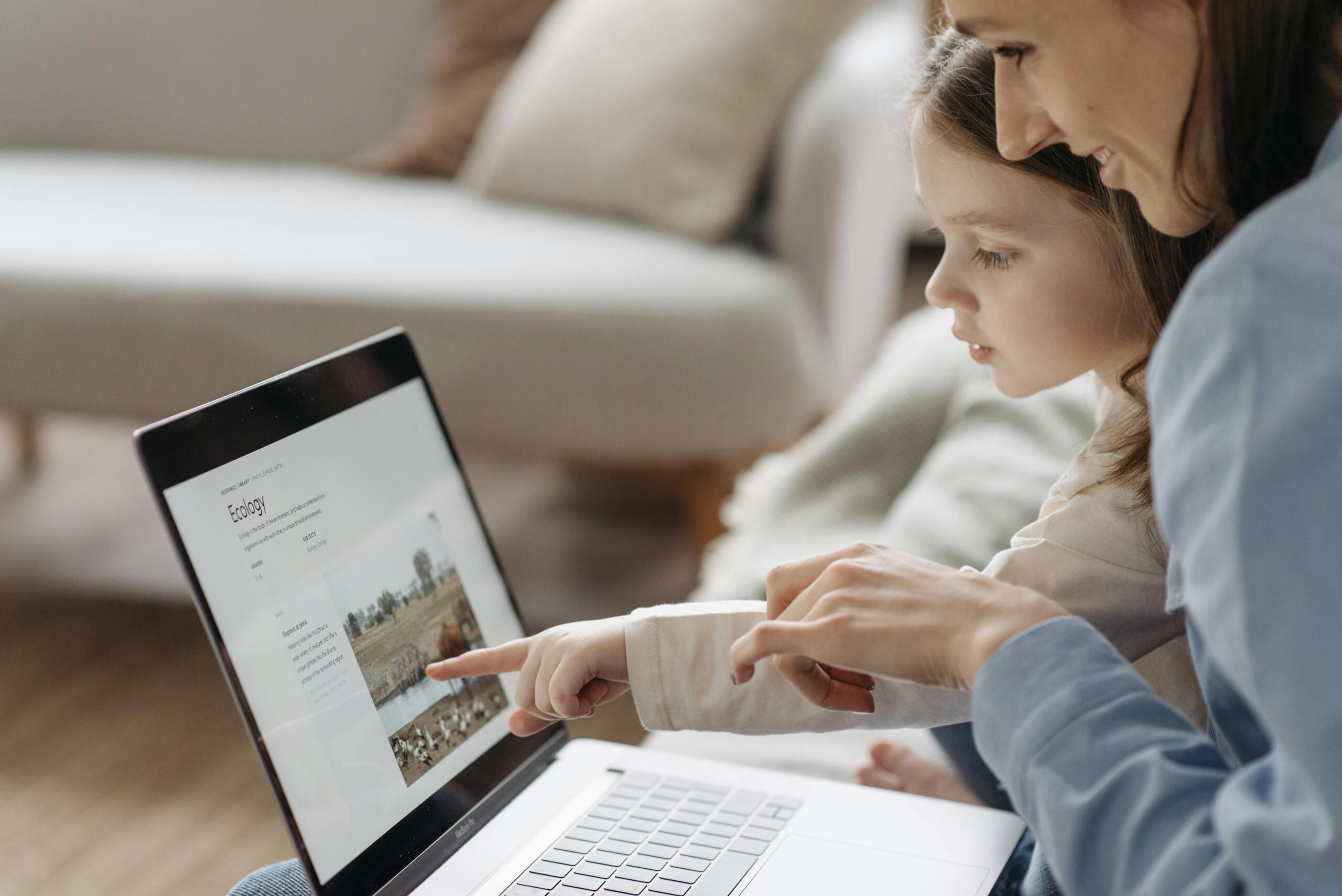 Apps, portales, páginas web, son útiles para poder estudiar mejor. 