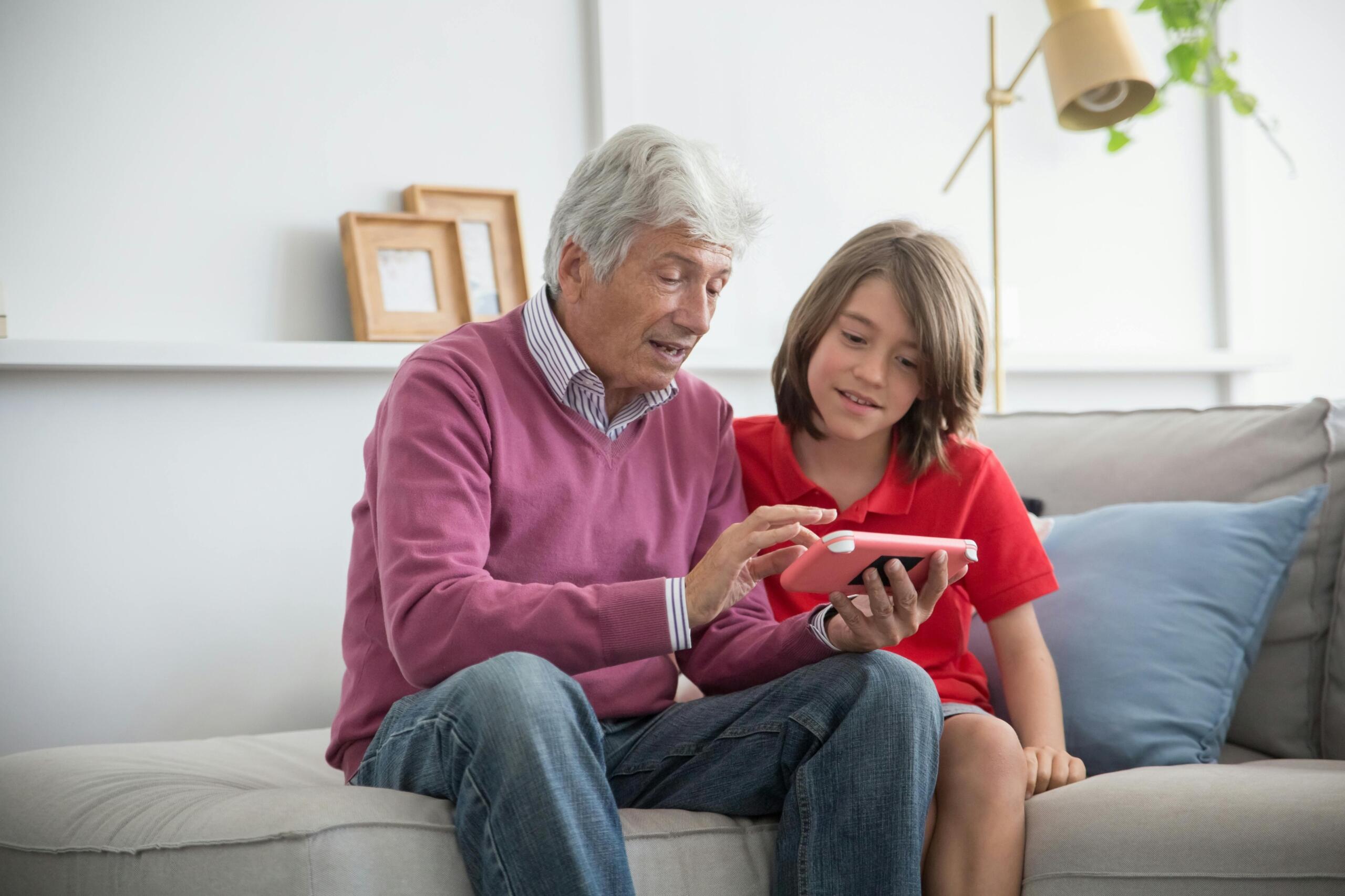 Tablets, celulares, computadores, son todos dispositivos útiles para la educación.