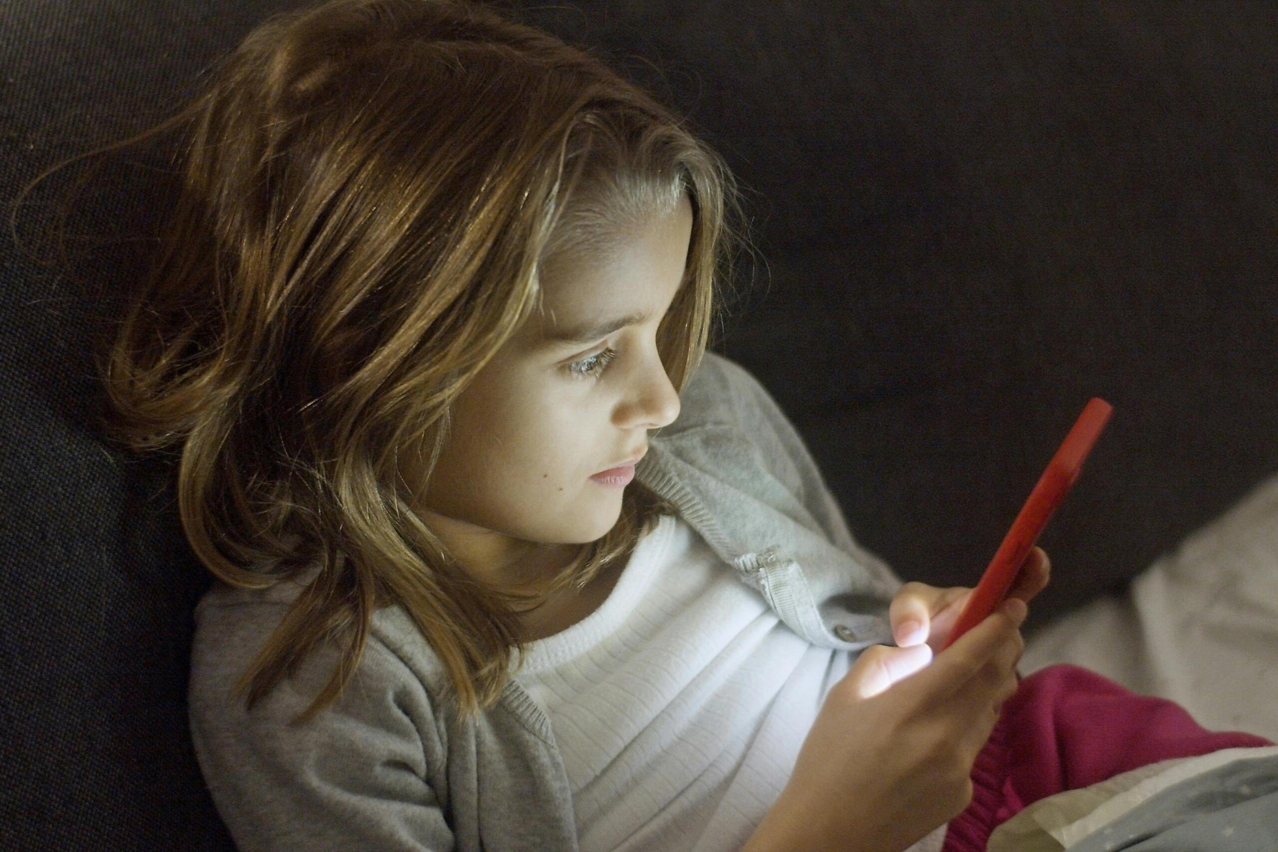 La tecnología ha traído la educación a los celulares.
