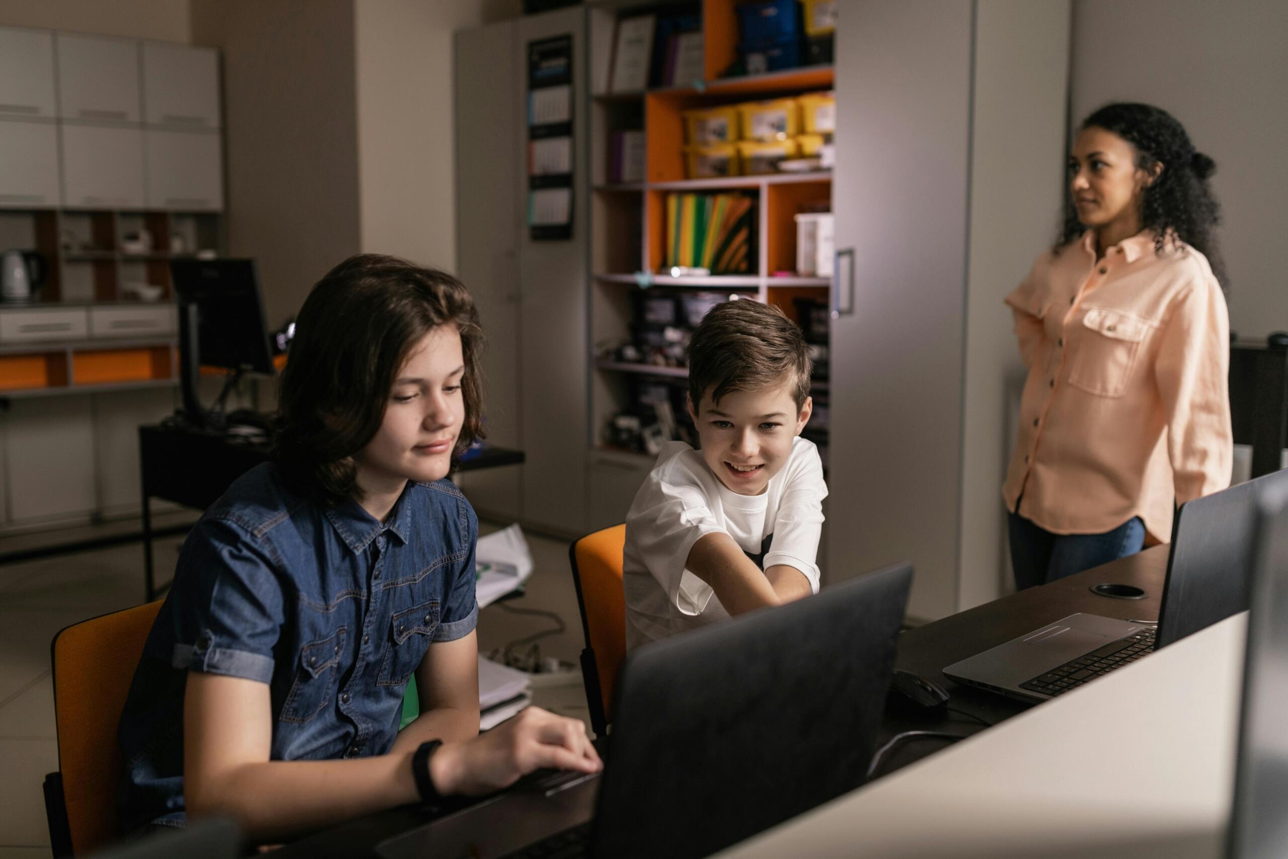 Portales y páginas web están dispuestas para ayudar a niños y niñas.
