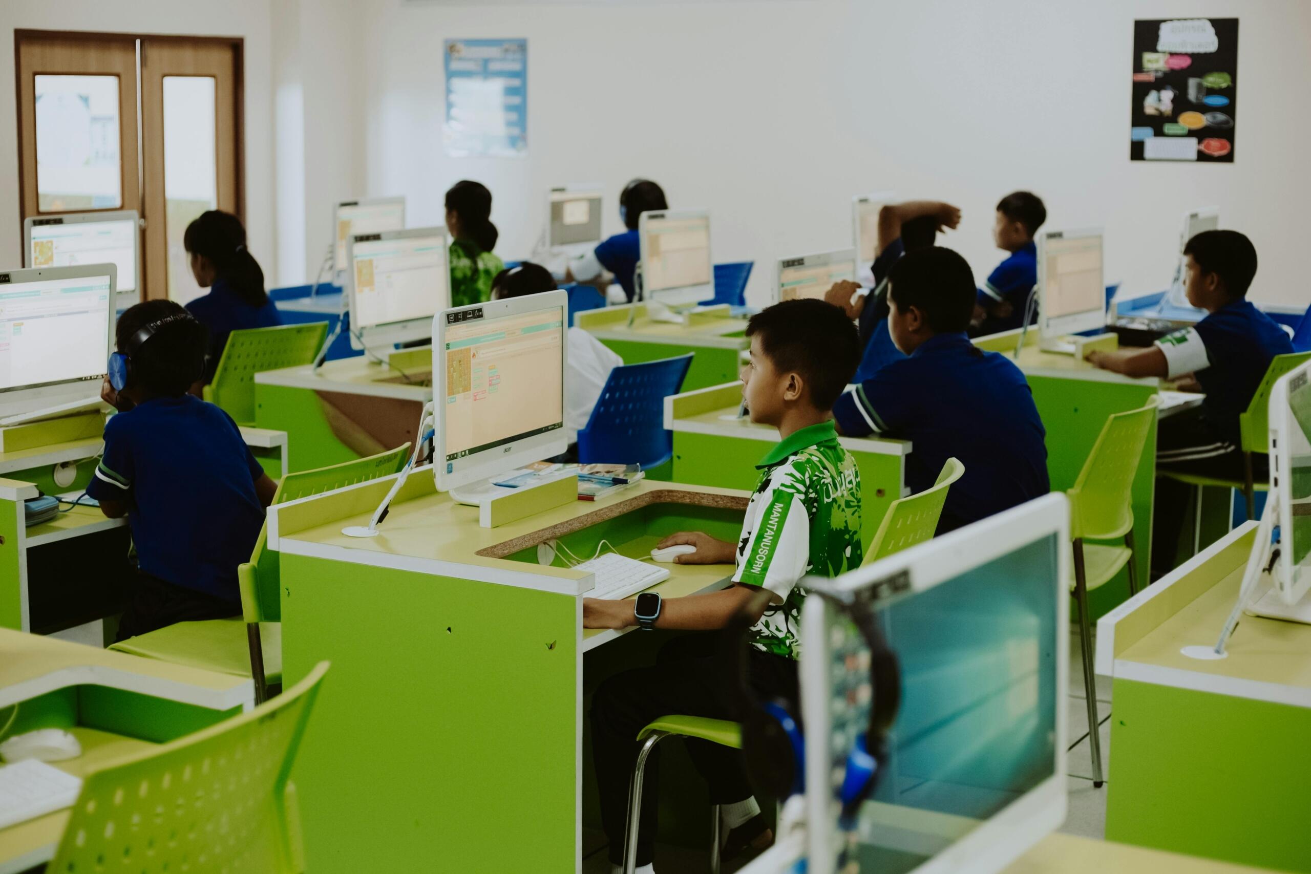 Las tecnologías son herramientas dispuestas para ser ocupadas en la educación.