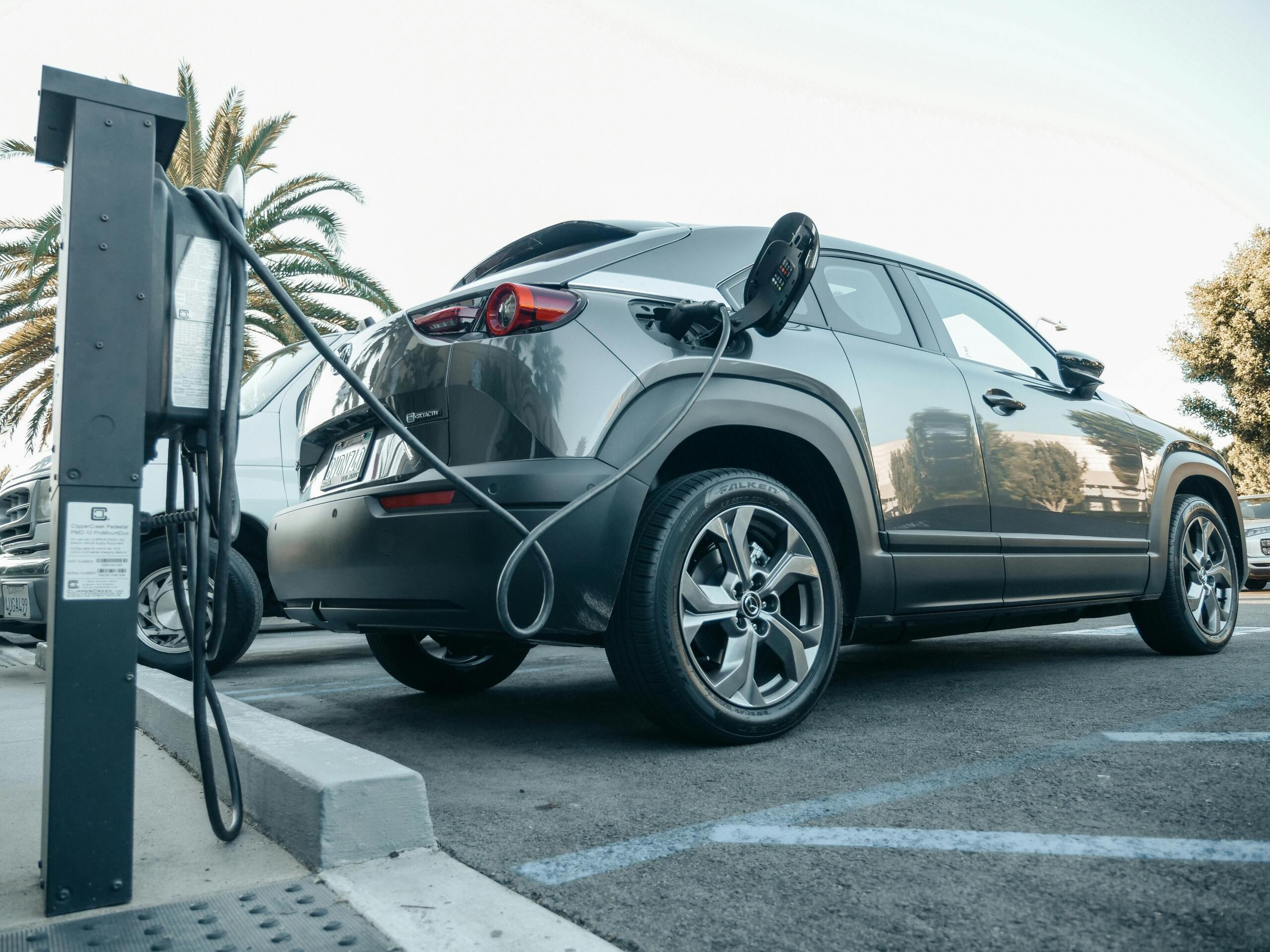Hoy en día, las marcas de autos eléctricos son diversas, como Testla ByD, Nissan, entre otras. 