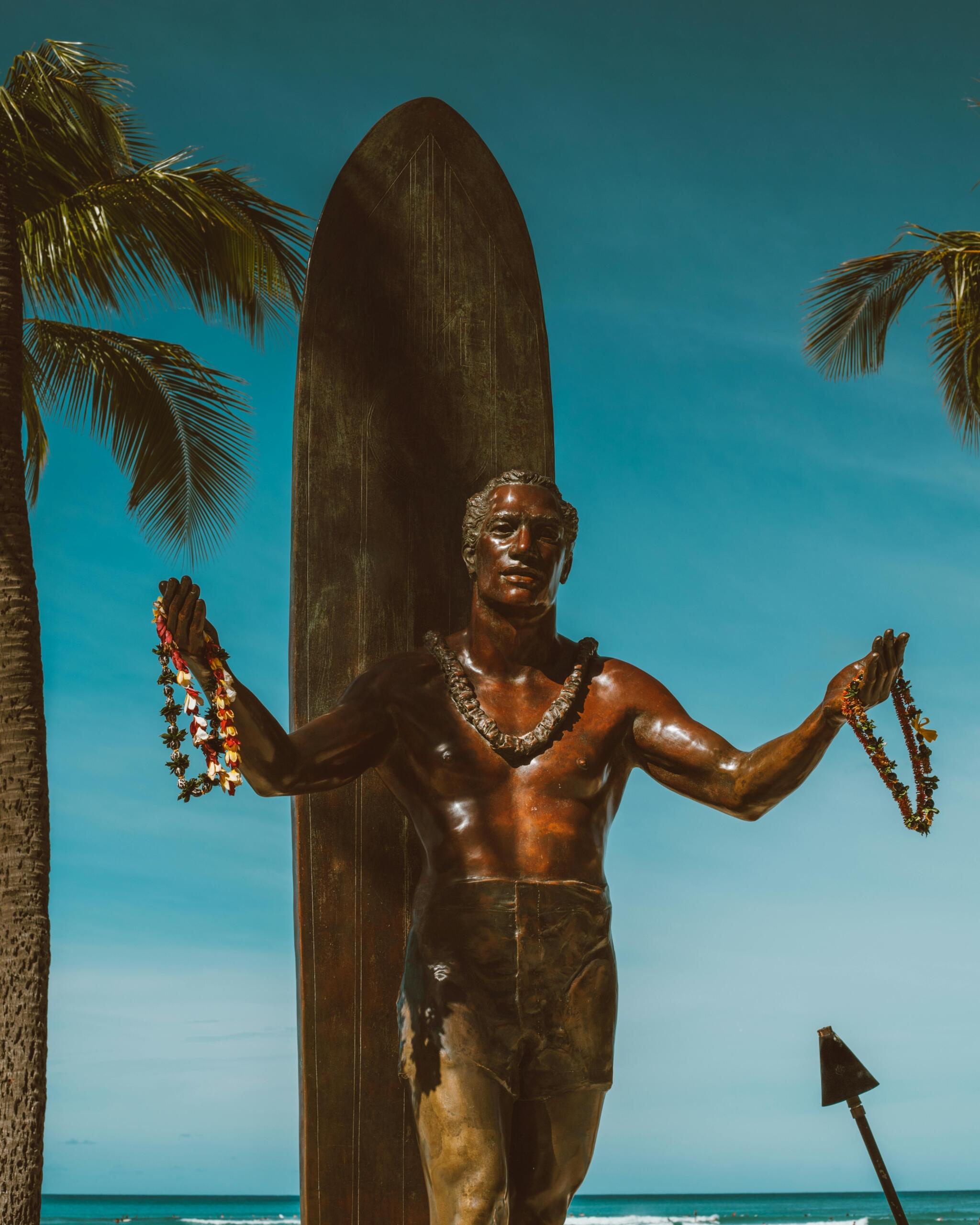 Duke Kahanamoku, el responsable de la expansión del surf por el mundo. 