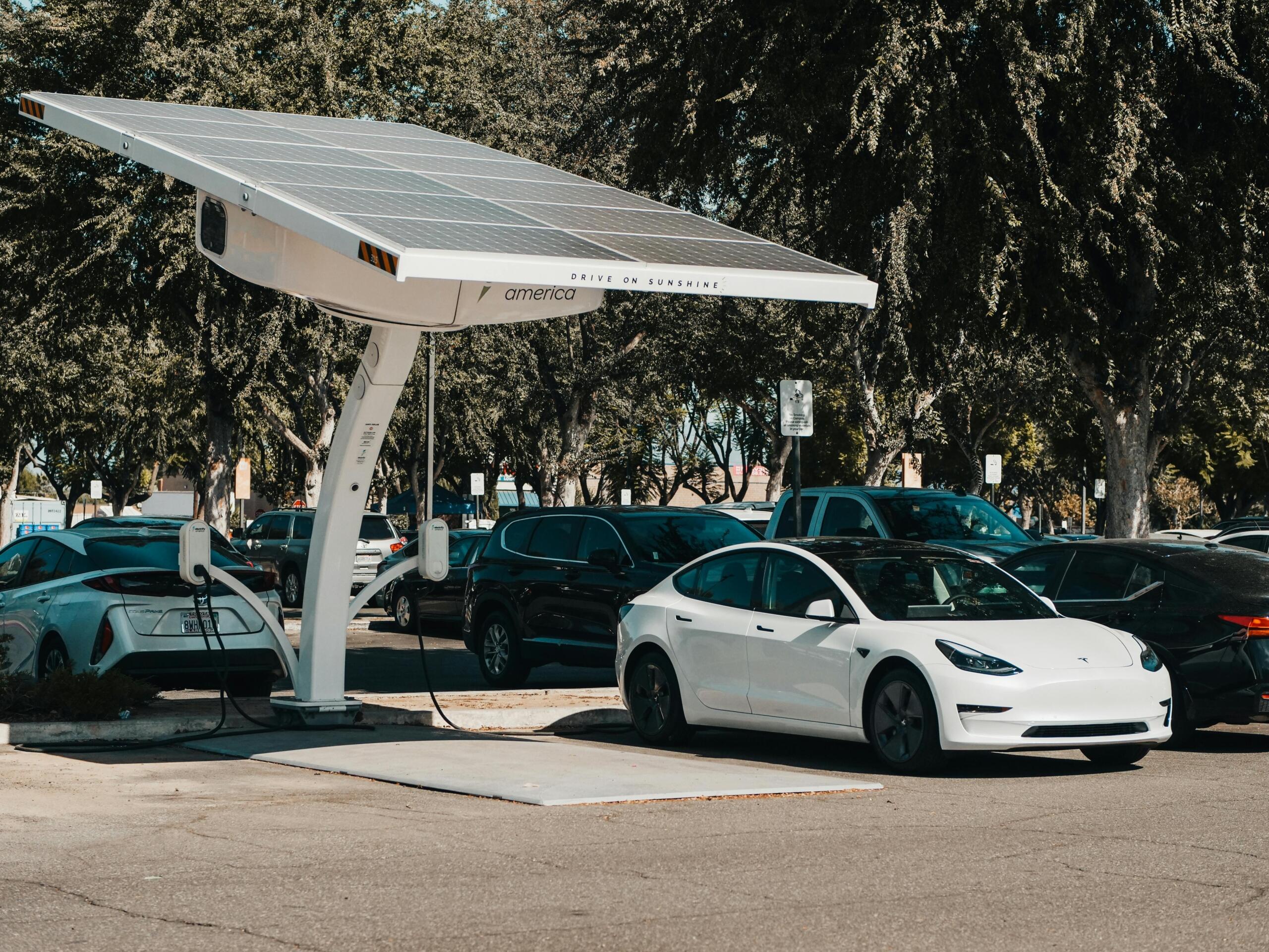 La venta de los autos eléctricos han tenido un crecimiento exponencial en el mundo.