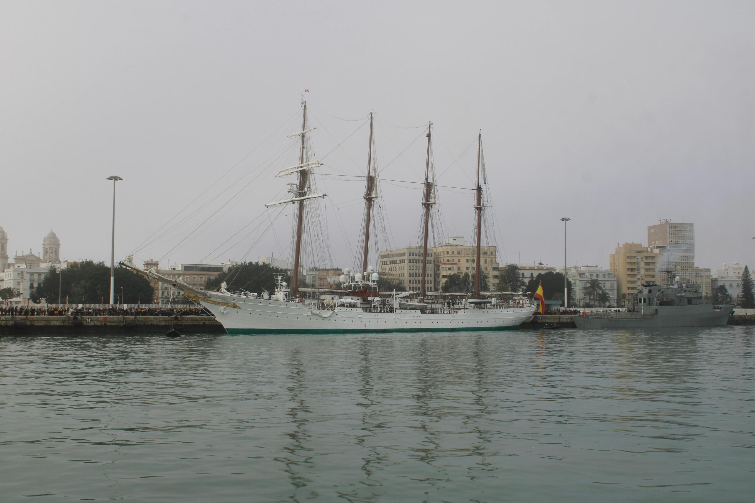 El Huáscar era un acorazado de metal y la esmeralda era de madera.