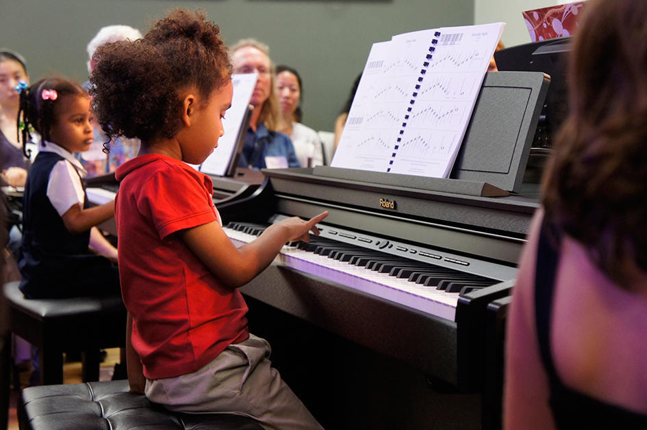 Niña tocando el piano.