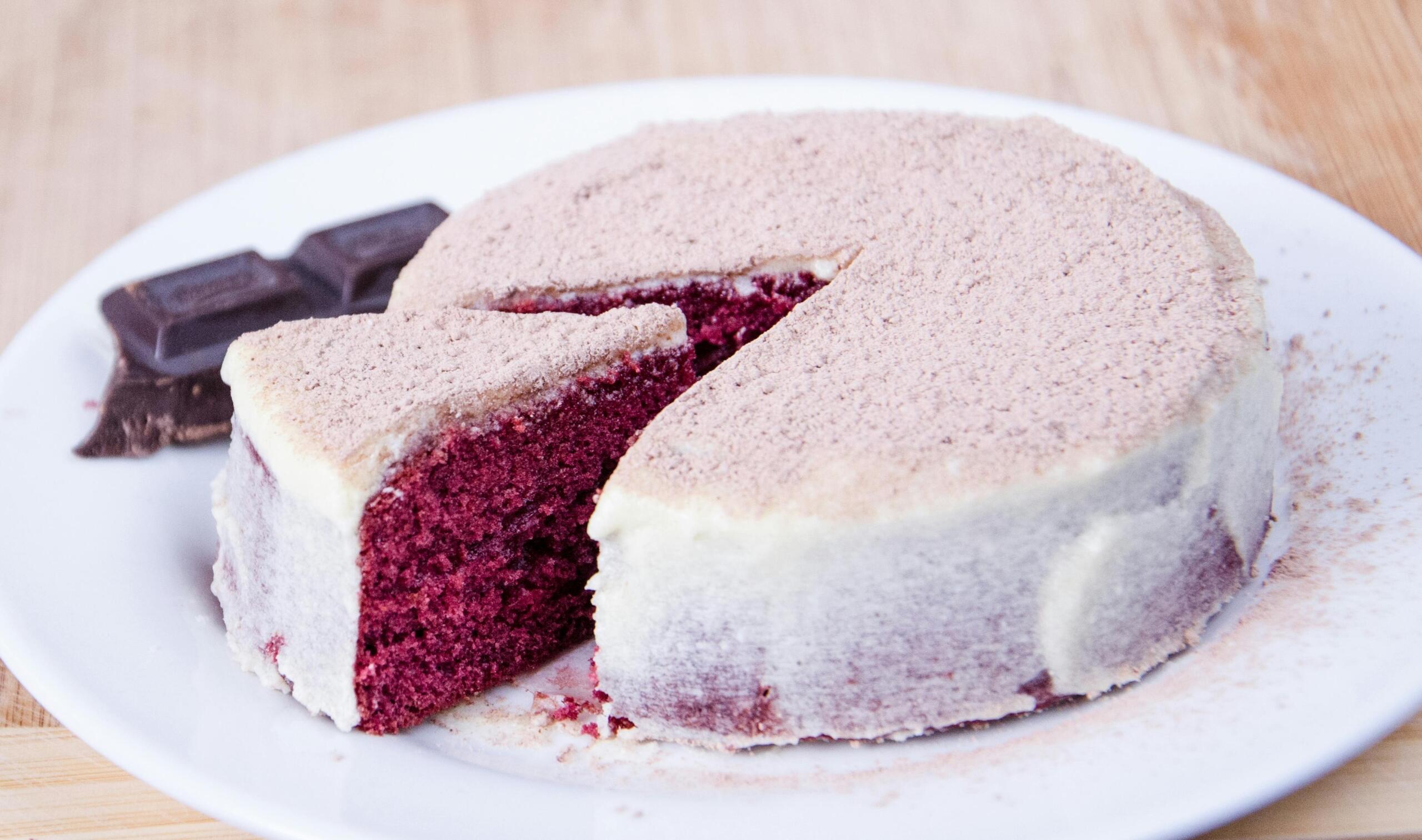 Al dividir una torta en 4 personas tenemos que usar fracciones o números racionales.