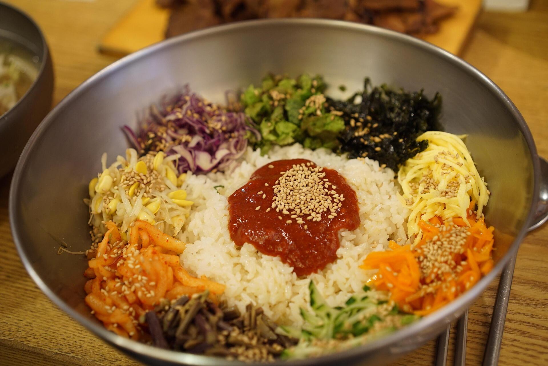 La cocina coreana es rica en sabores y colores.