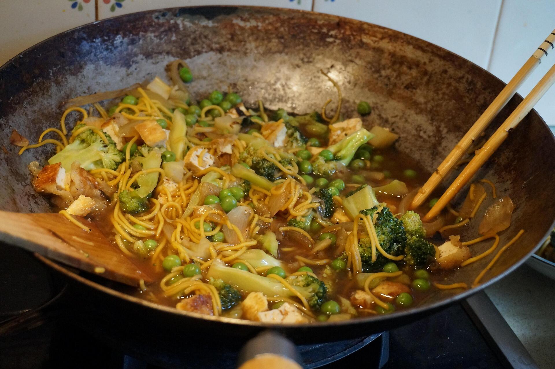 El wok es ideal para saltear verduras y otroa productos.