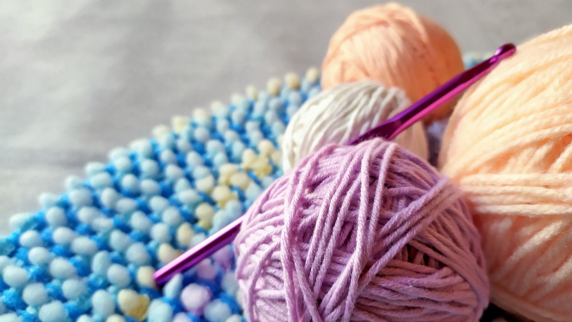 Busca un espacio física e interior y comienza a tejer a crochet.