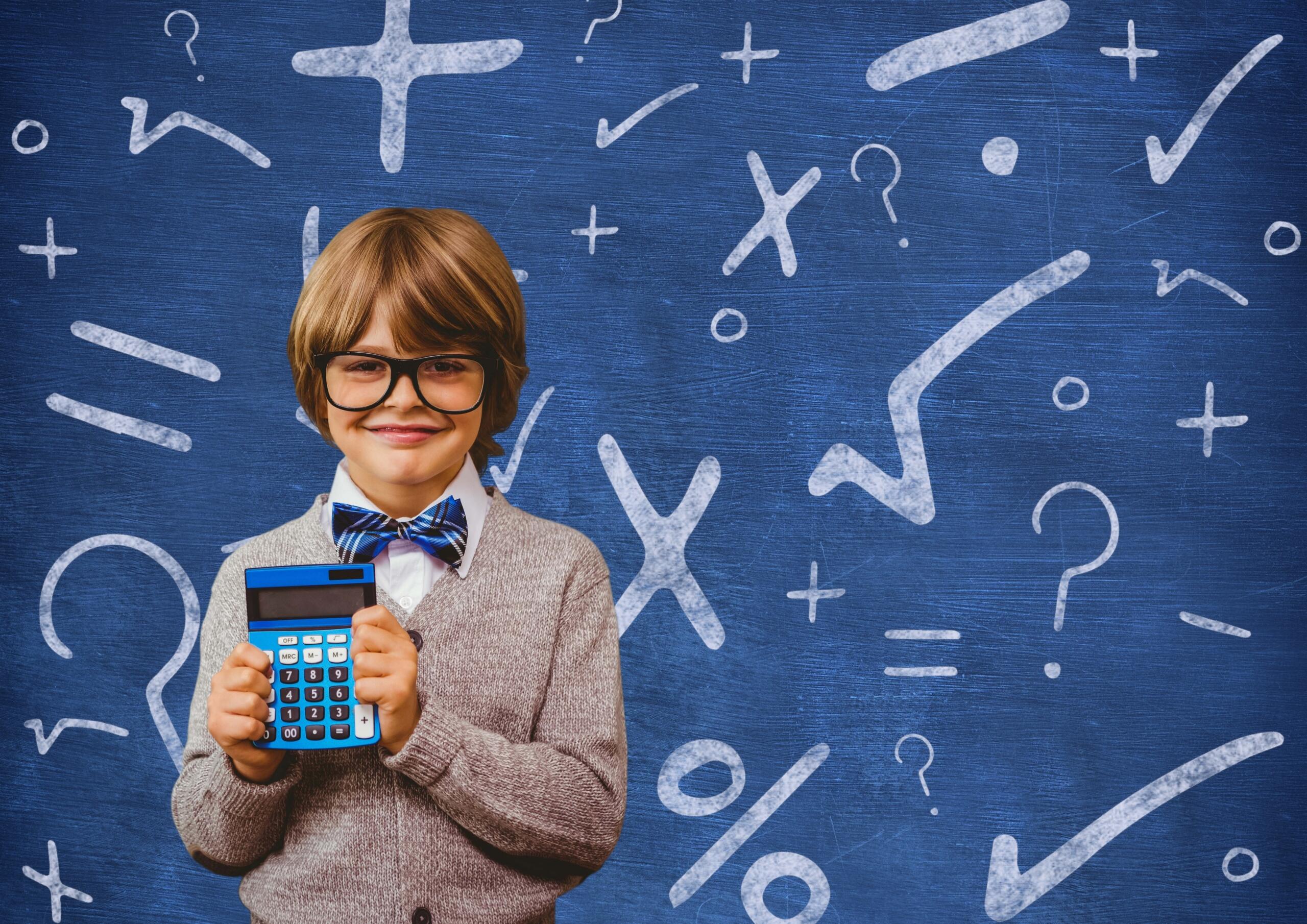 niño vestido formal con lentes, michi y sosteniendo una calculadora azul sonriente frente a la cámara con símbolos matemáticos flotando alrededor