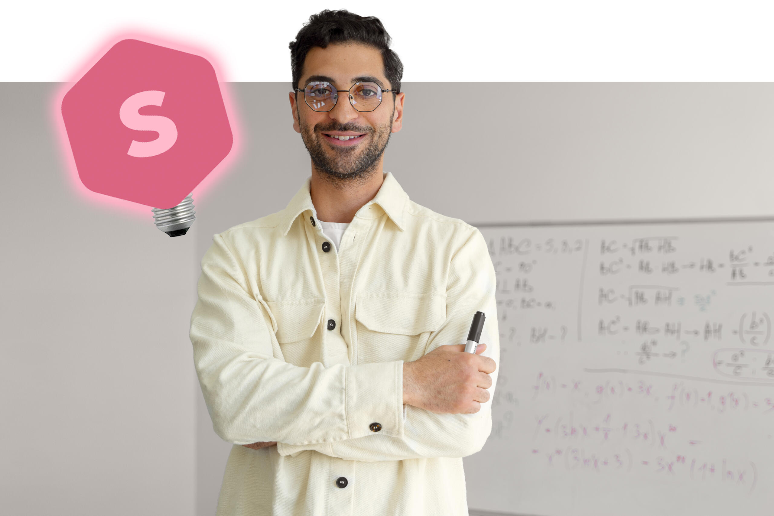 chico sonriente con brazos cruzados y sosteniendo un plumon de pizarra junto a un foco iluminado con forma del logo superprof y una pizarra blanca en el fondo con ejercicios matemáticos