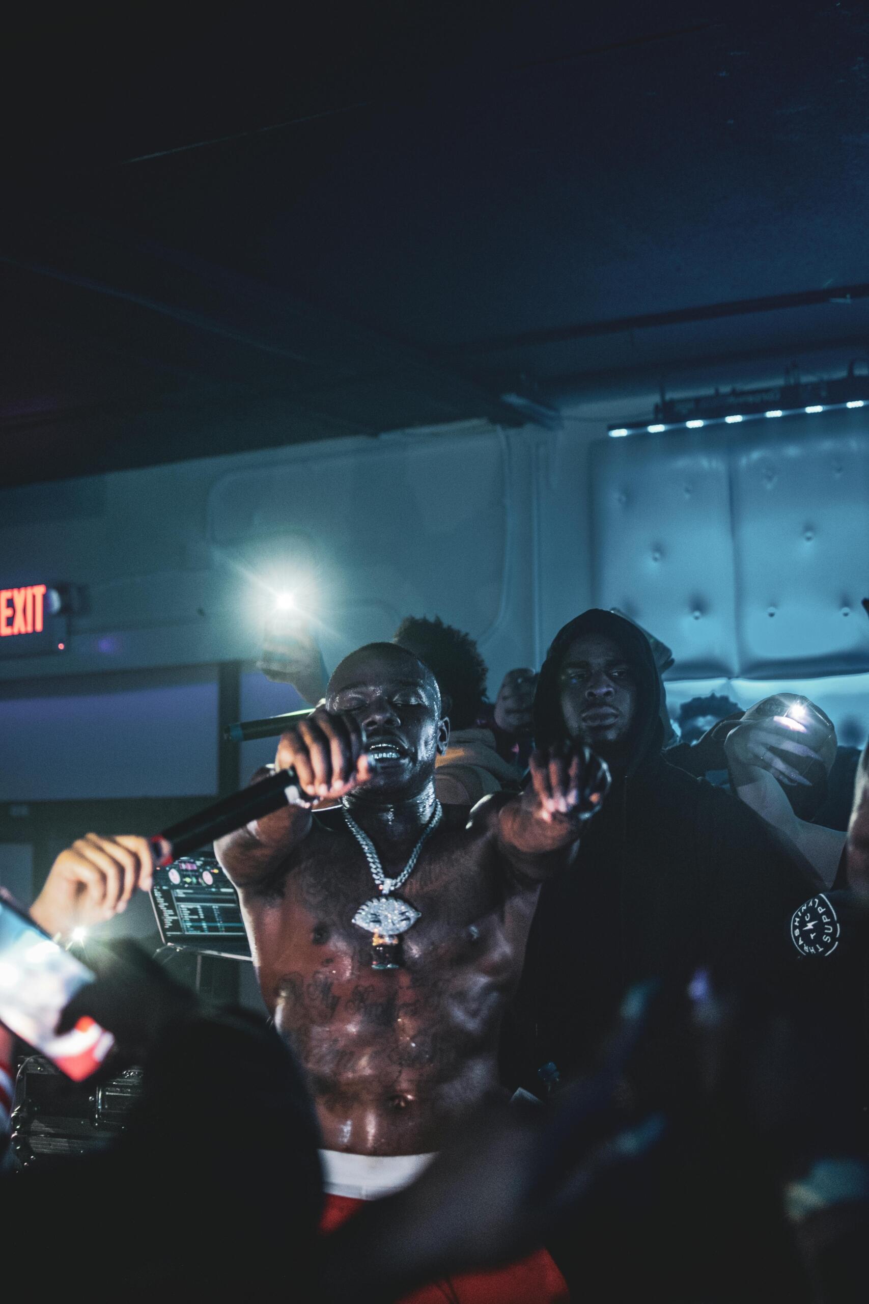 Los traperos chilenos tienen mucha influencia de los traperos americanos y los raperos chilenos. 