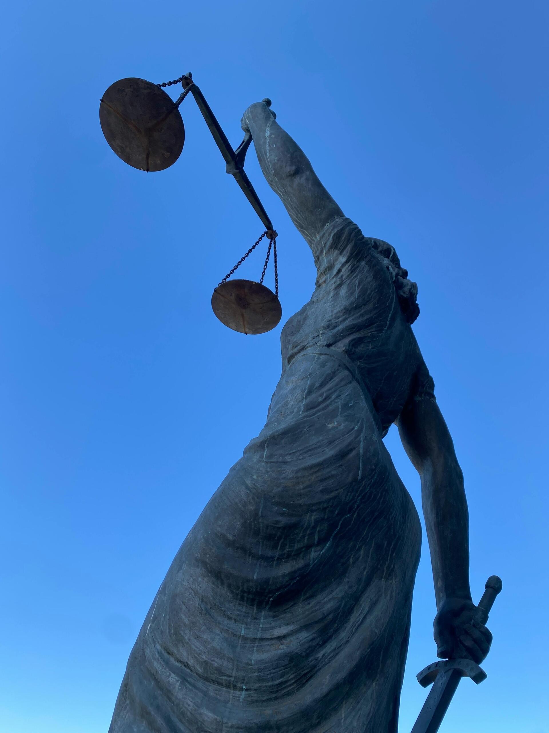 Los tres poderes del Estado existen para equilibrar fuerzas y poder entre instituciones.