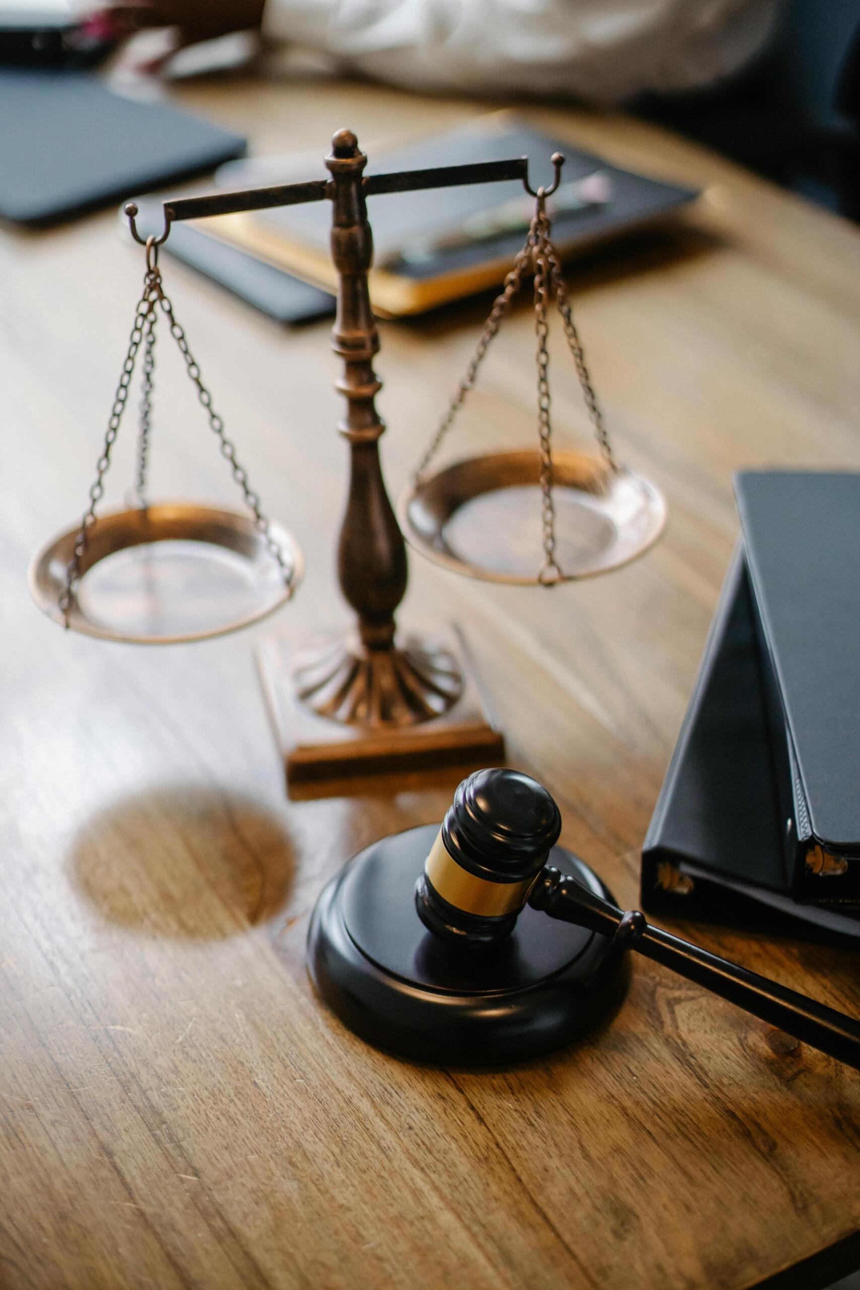 El Poder Judicial se distribuye en tribunales comunes, Corte de Apelaciones y Corte Suprema.