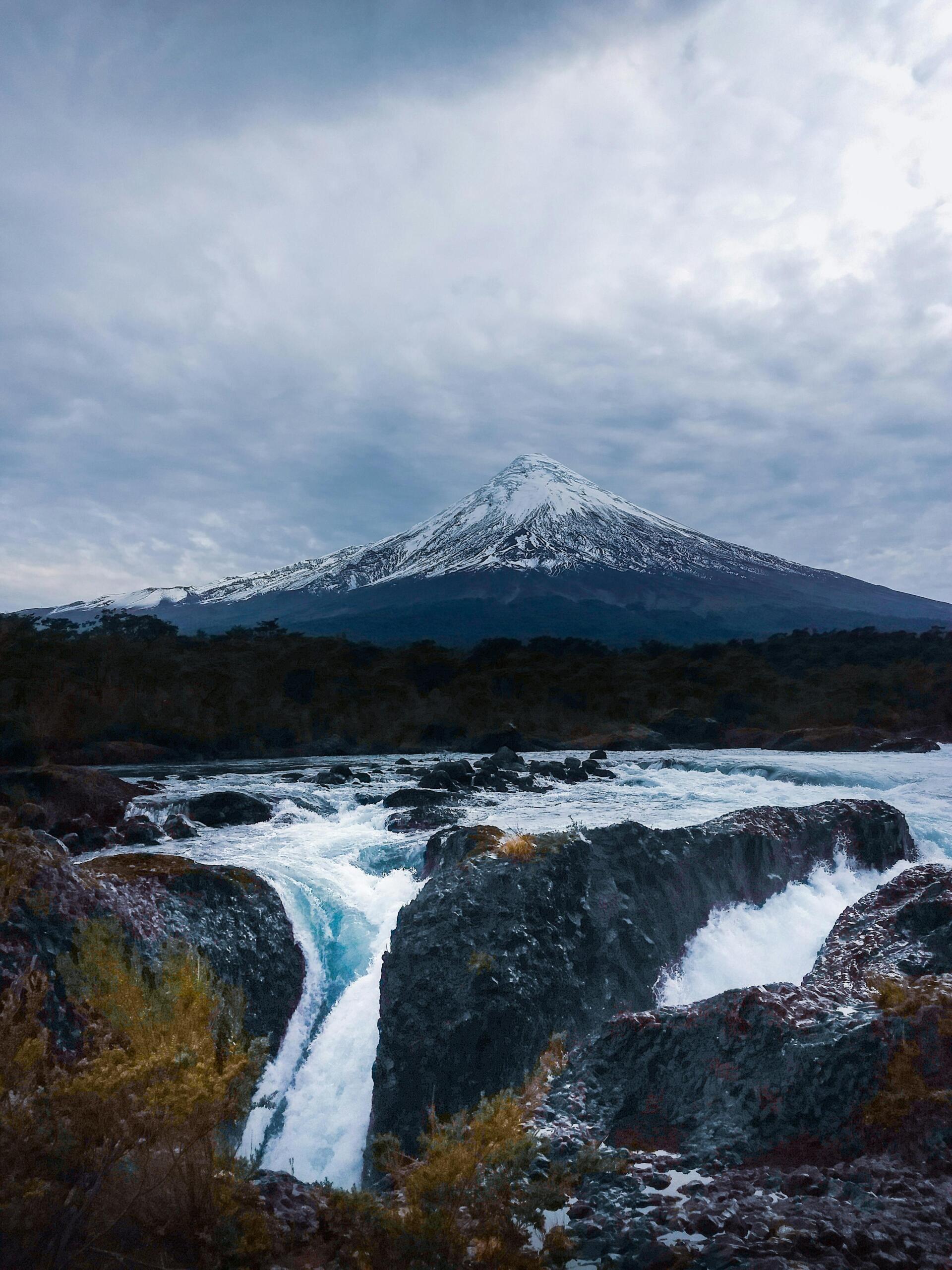 Los volcanes de Chile están en el norte, en el centro y en el sur. 