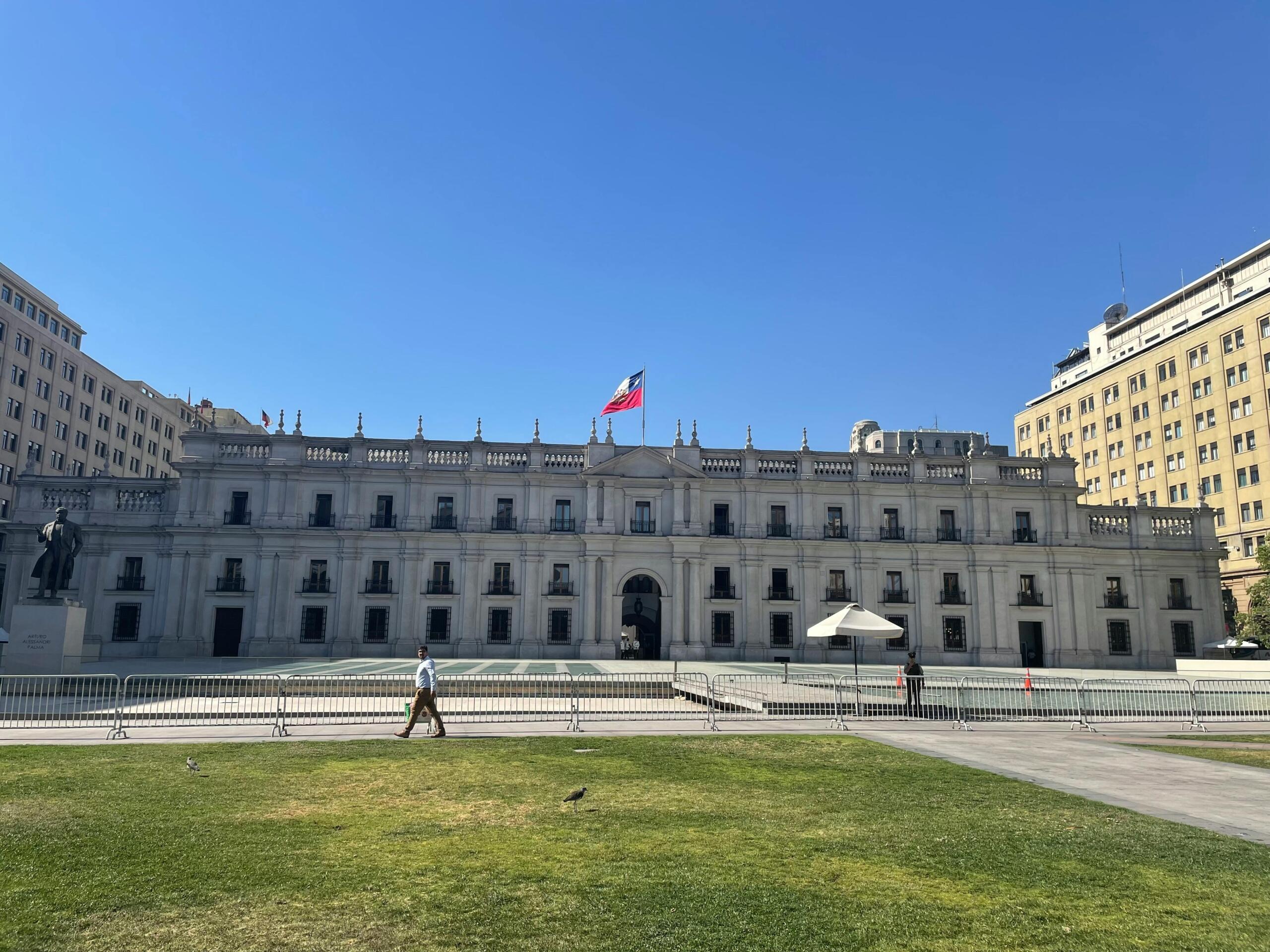 Las consecuencias de la independencia de Chile fueron la inestabilidad y un periodo de ajuste con nuevas instituciones. 