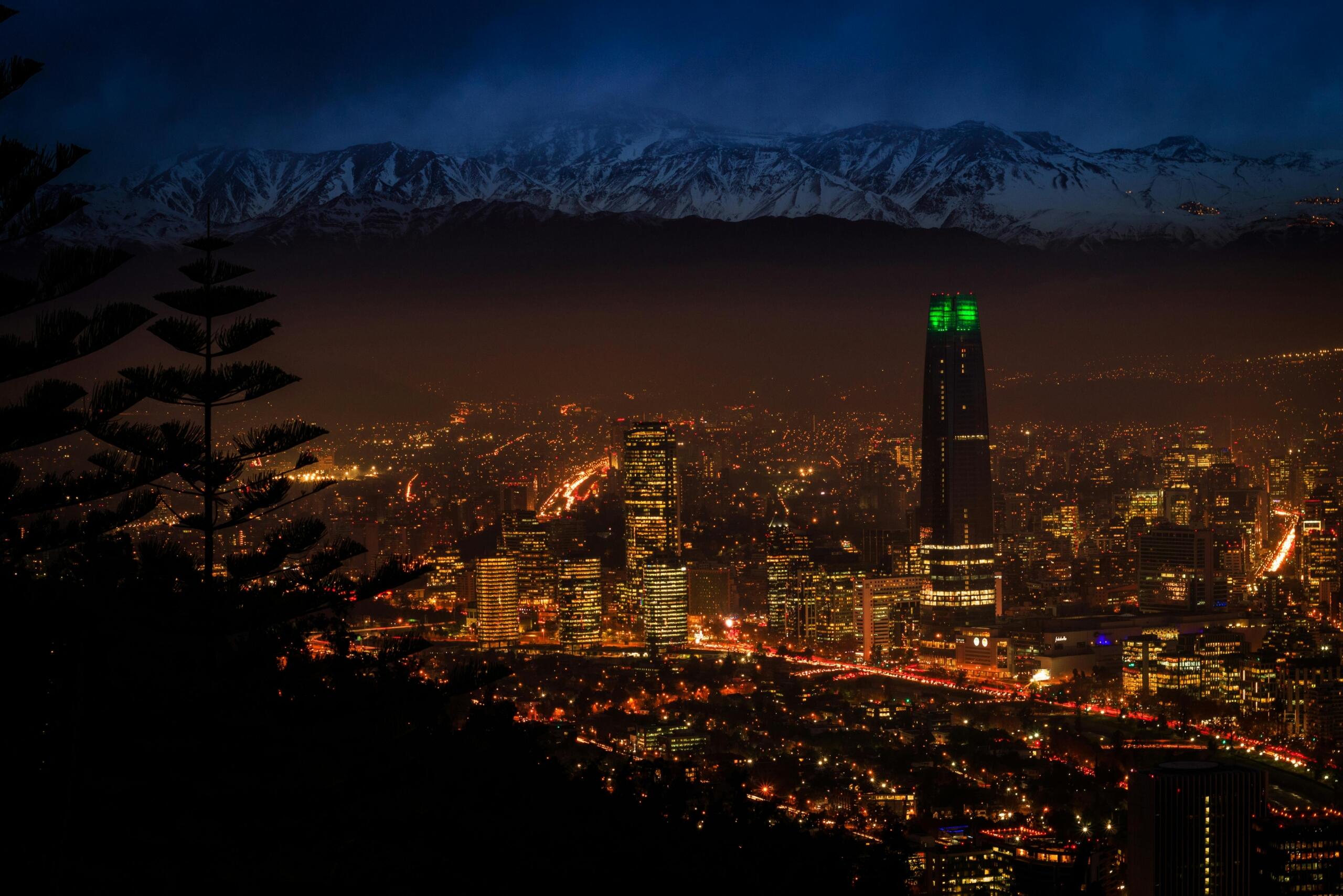 De las montañas de Chile más emblemáticas son las Torres del Paine, los Ojos del Salado y el Aconcagua.