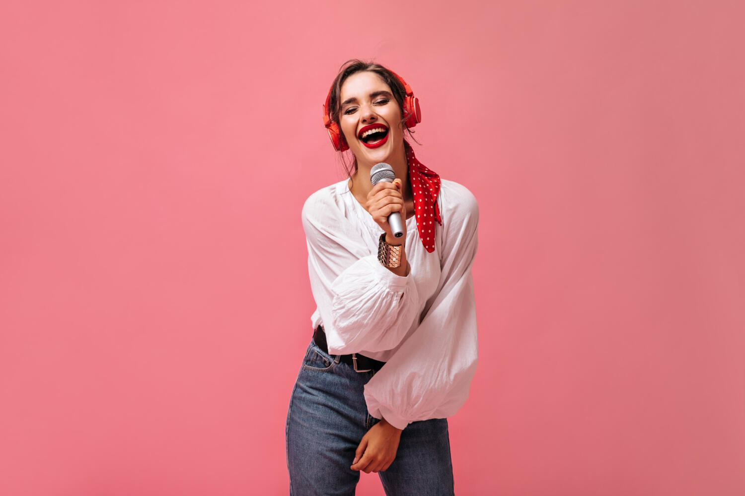 Usa un canal de YouTube para cantar en inglés y aprender a hacerlo de la mejor forma.