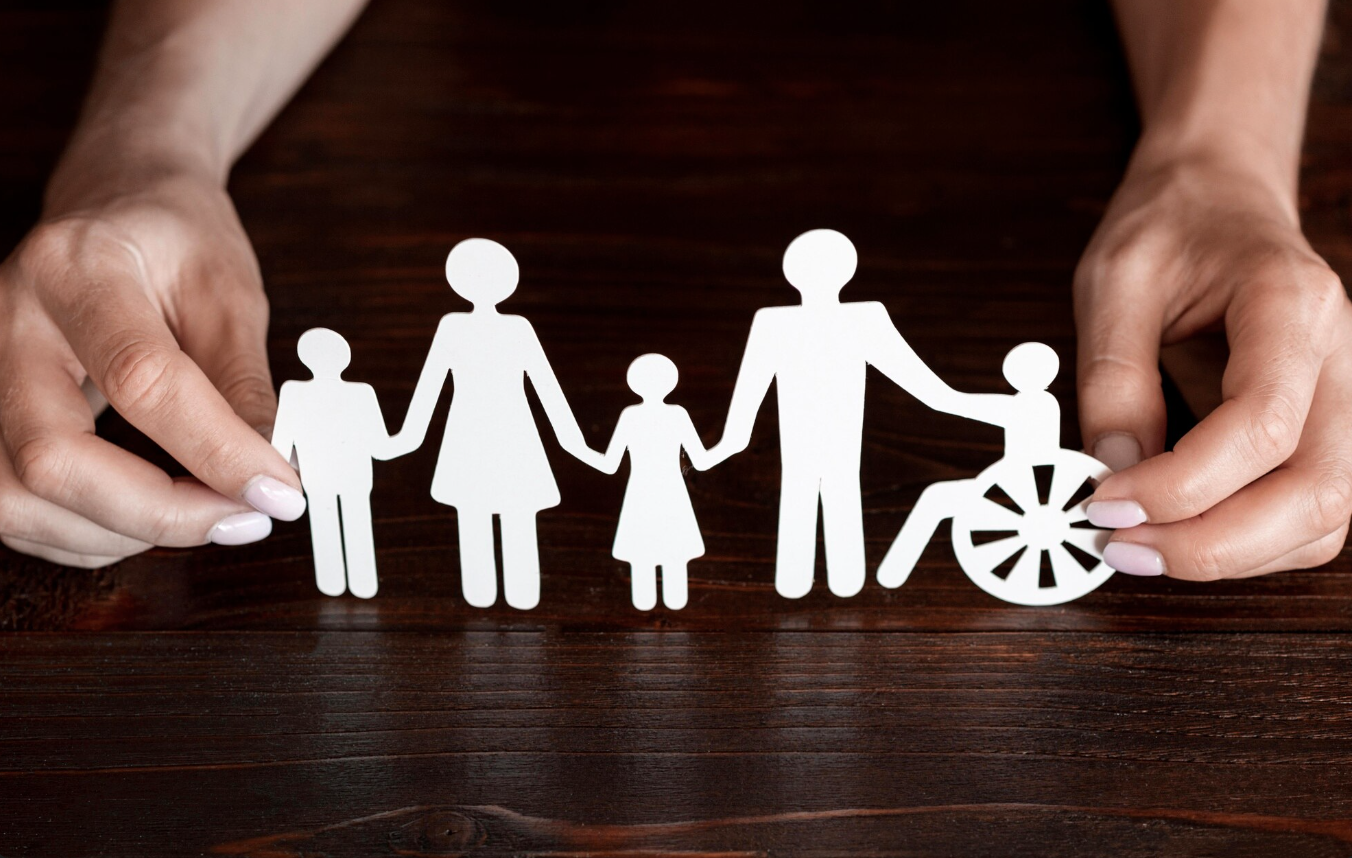 papel recortado con la silueta de cinco personas adultos y niños de la mano