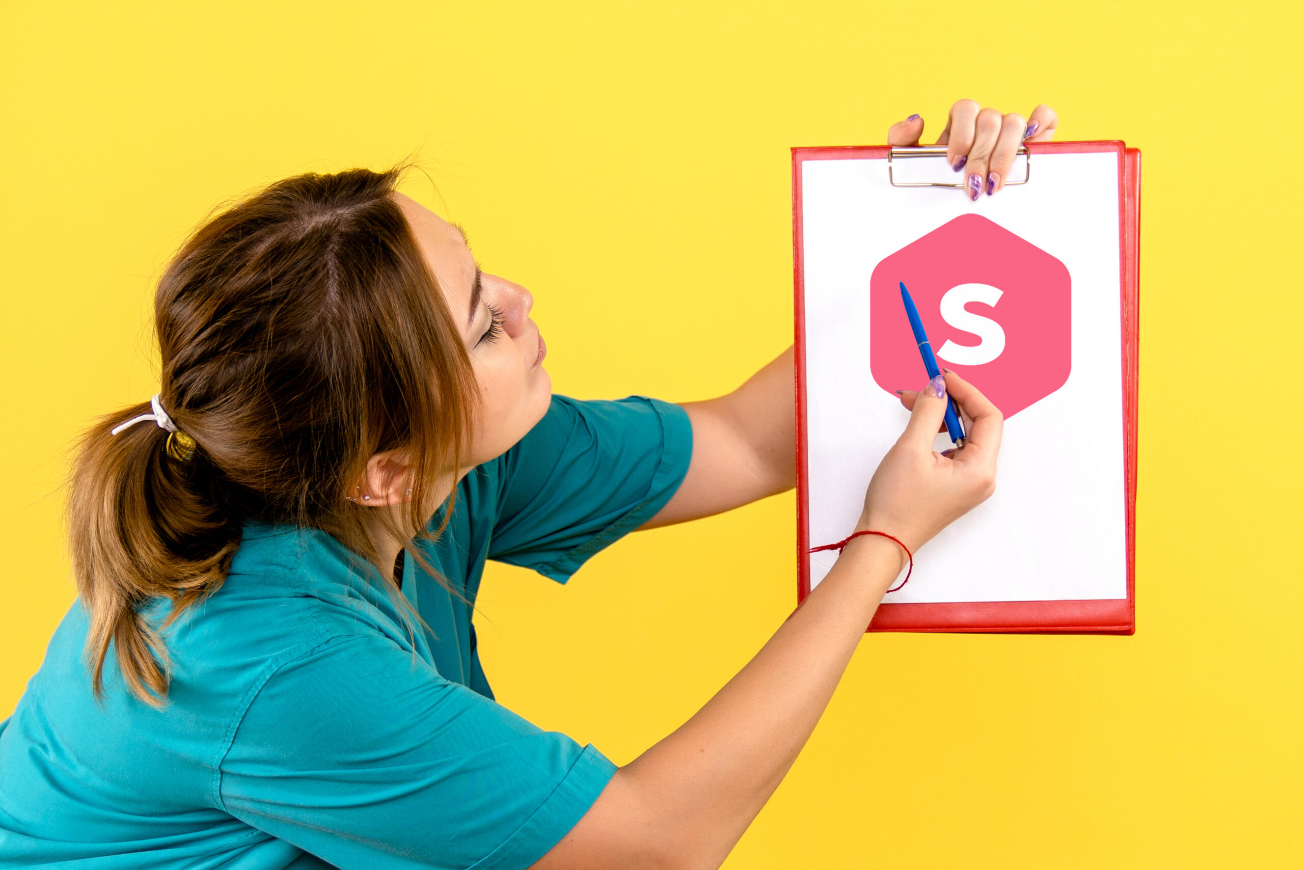 chica señalando un tablero con el logo de superprof