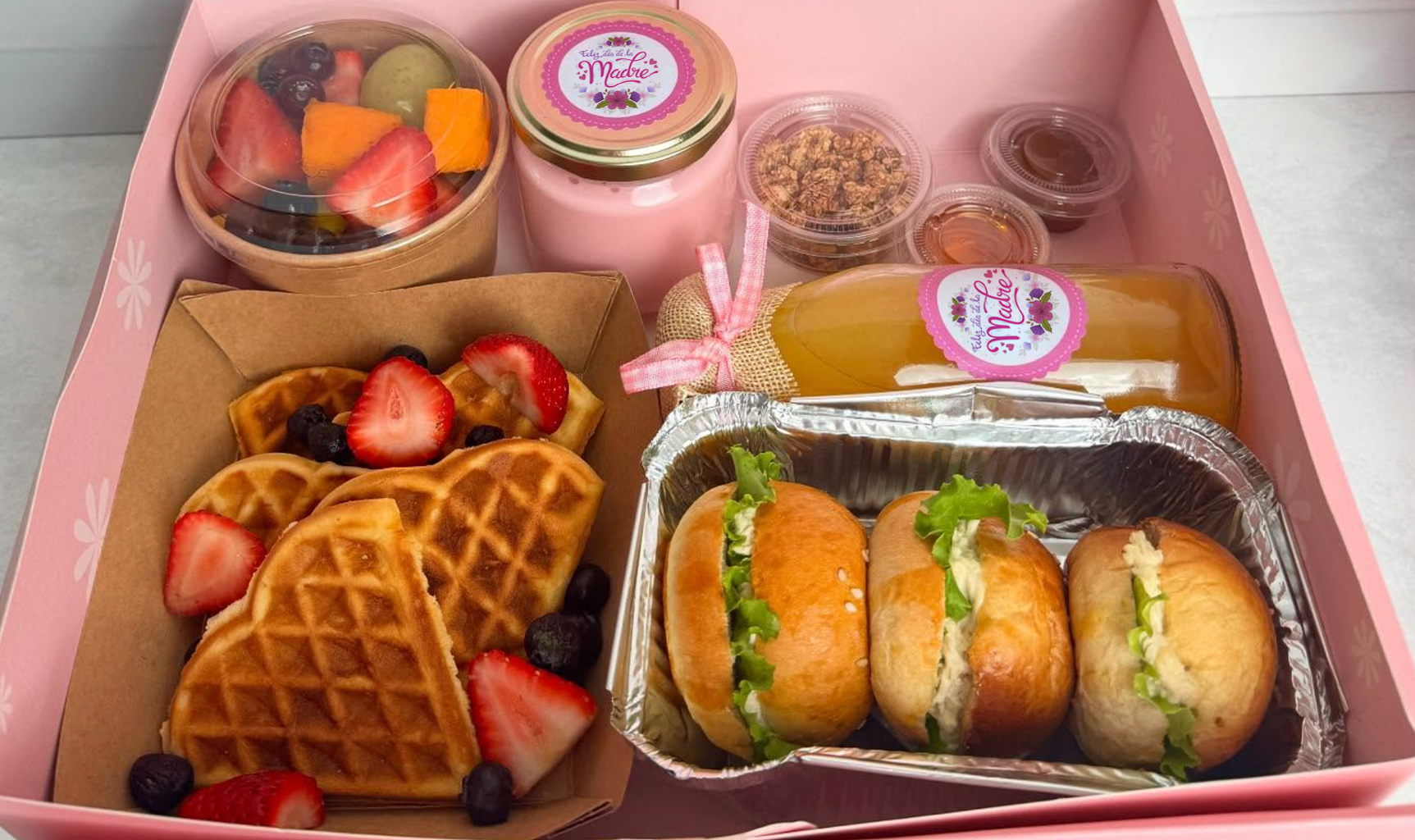 toma cenital de un box de regalo con desayuno para mamá