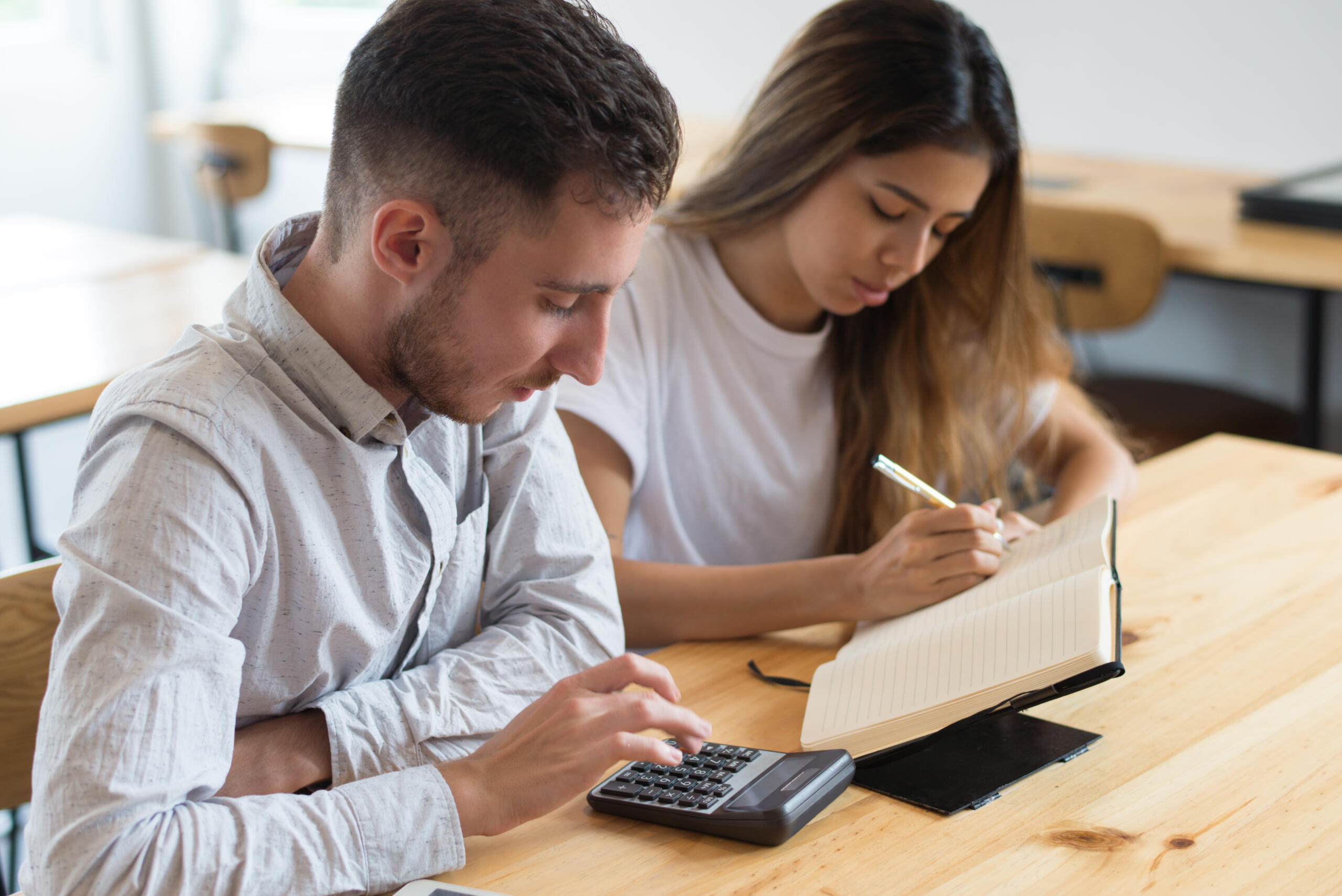 Hombre y mujer realizando operaciones financieras o económicas