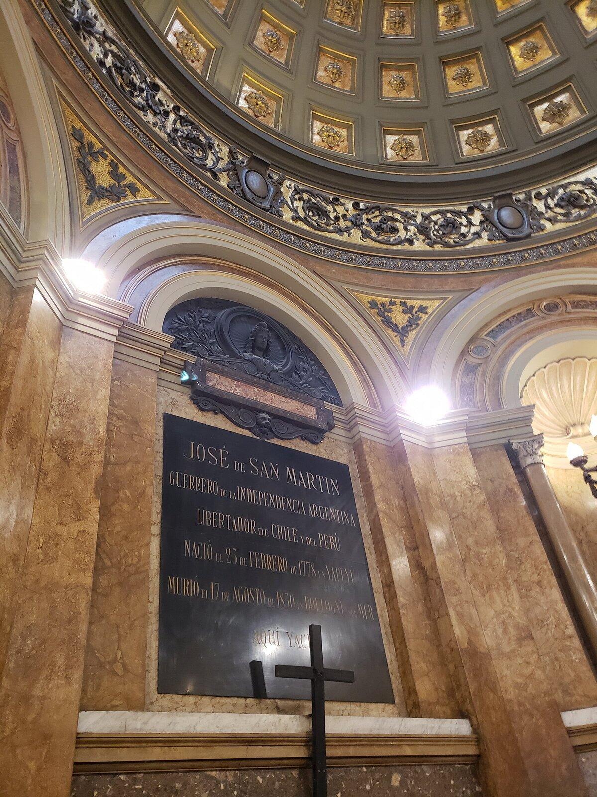 Interior del mausoleo de José de San Martín ubicado en la Catedral Metropolitana de Buenos Aires.