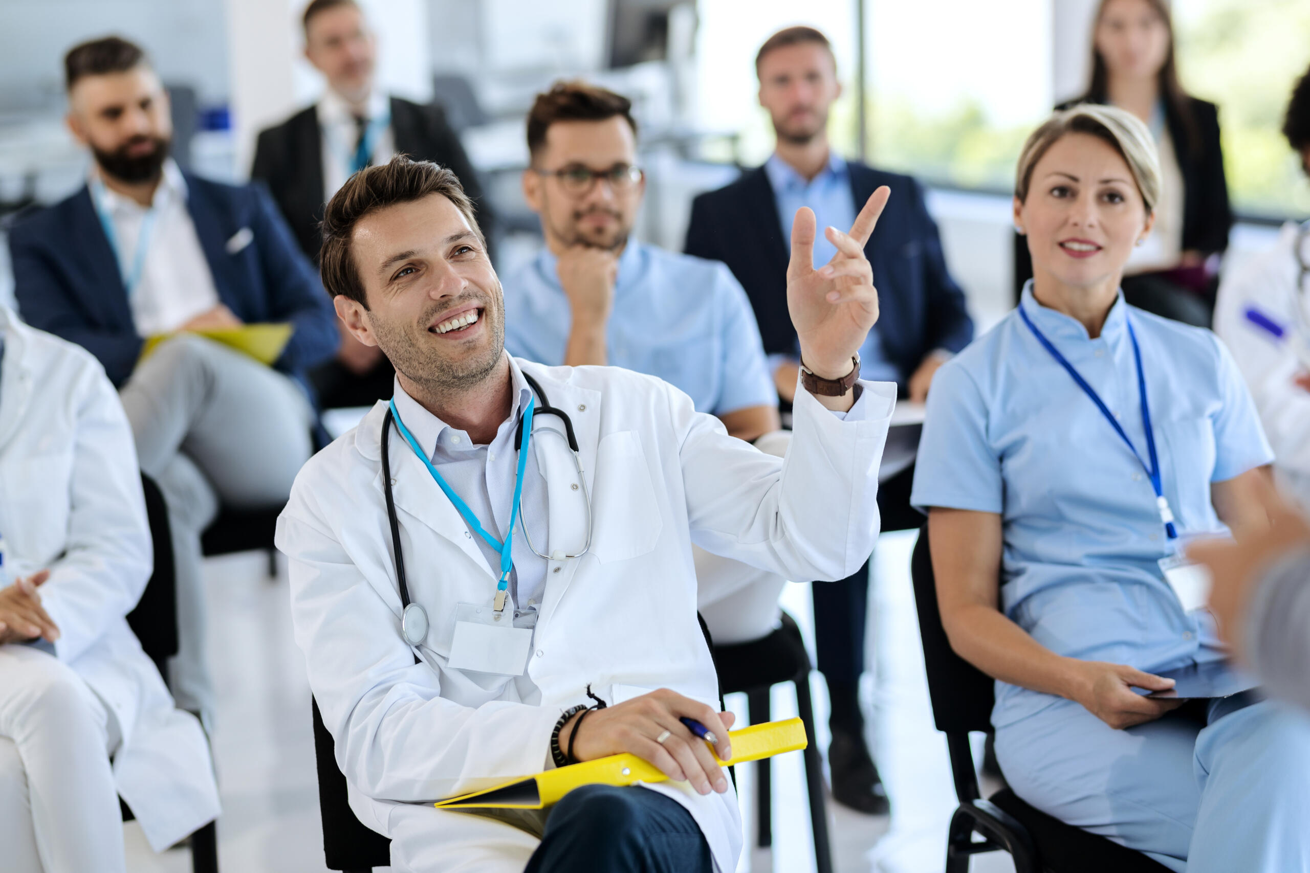 Profesionales de la salud reunidos durante una formación médica.