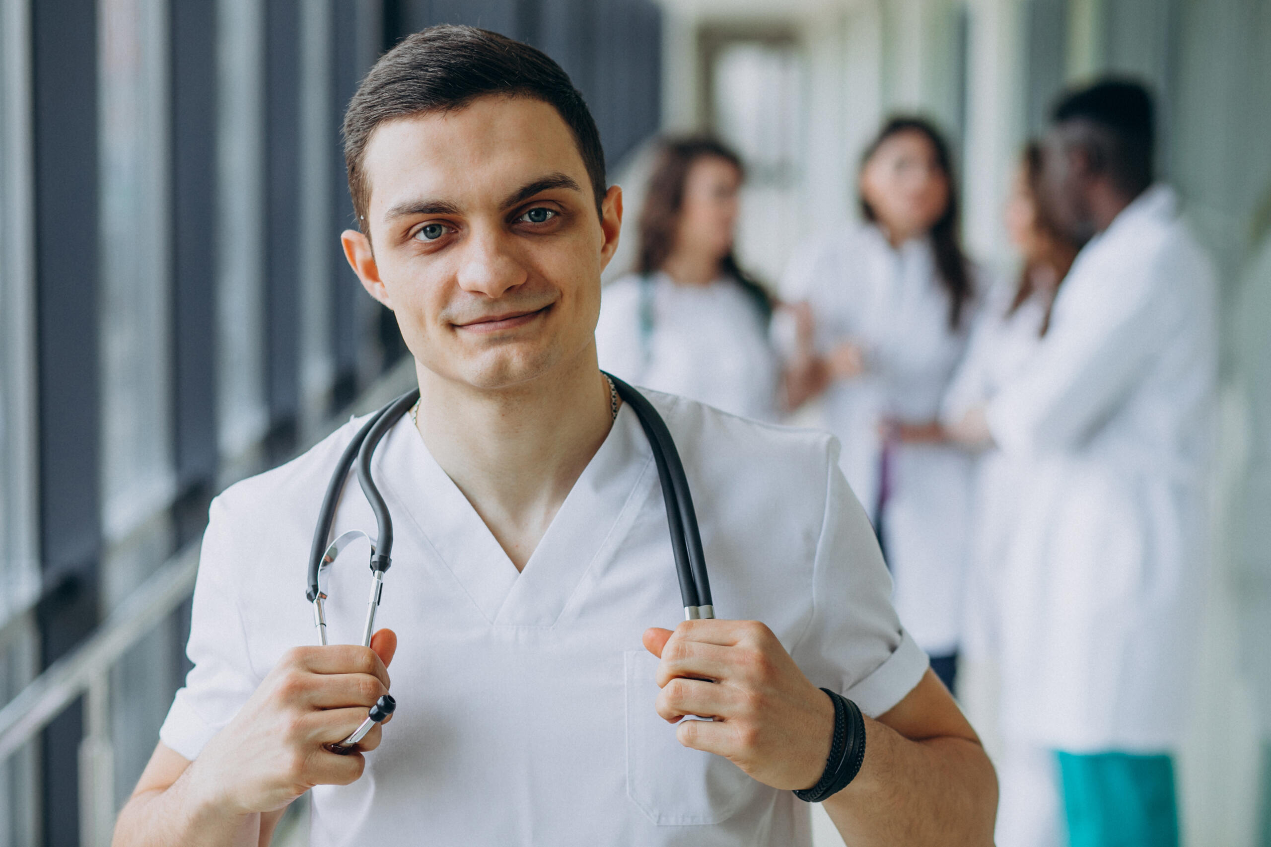 Médico con estetoscopio en el pasillo de un hospital