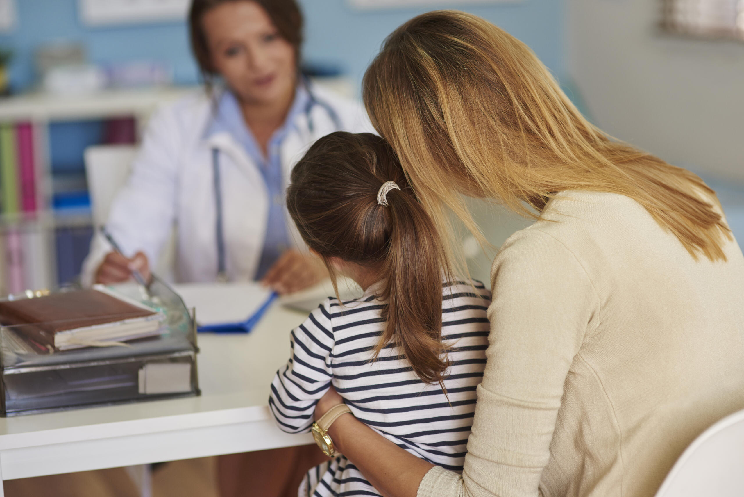 Madre con su hija durante una consulta médica