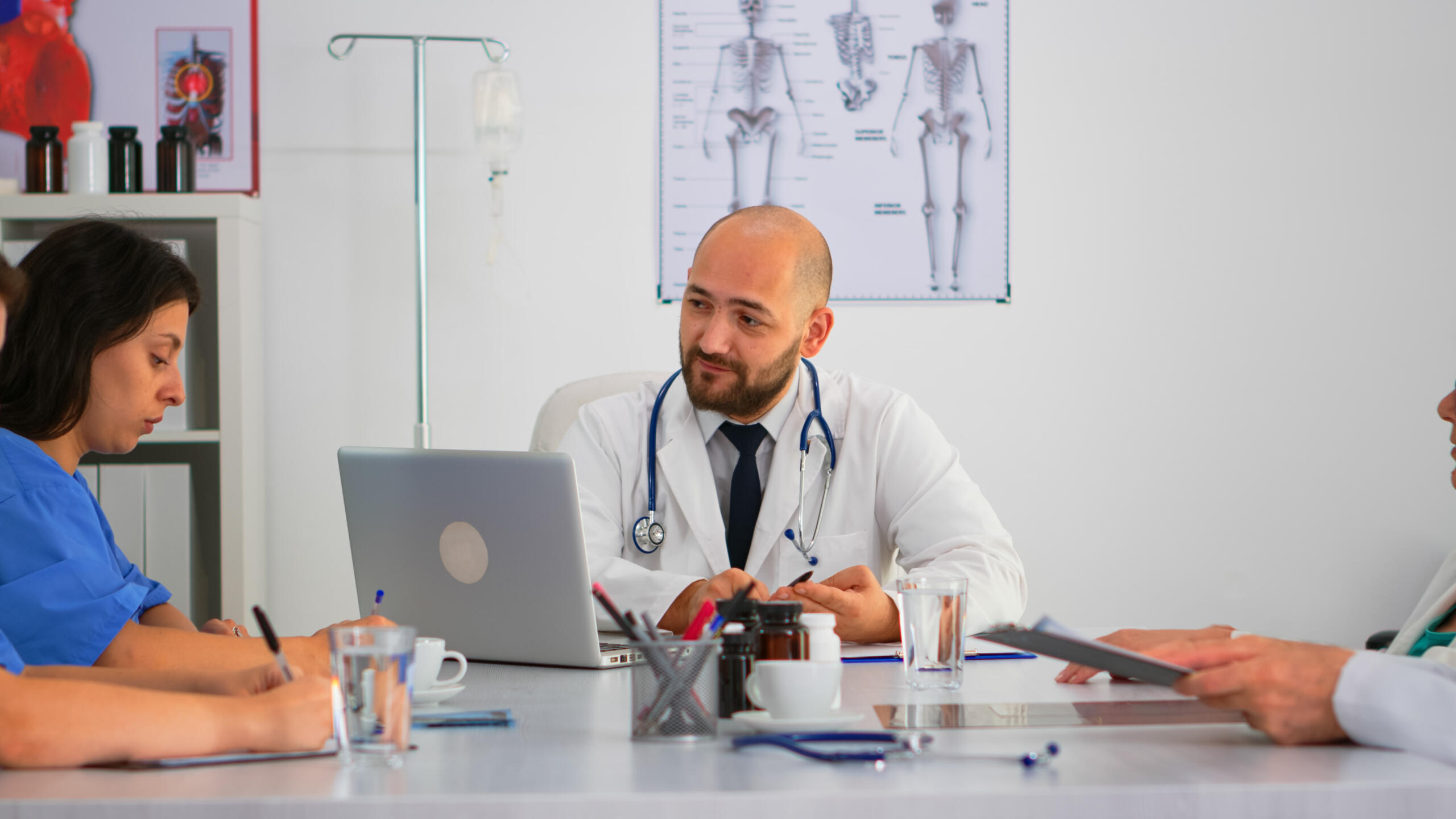 Grupo de médicos reunidos en una sala conversando