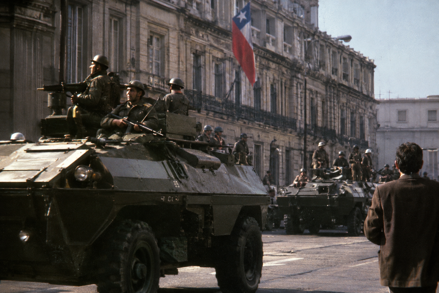 Representación de un convoy militar frente al palacio en Chile.