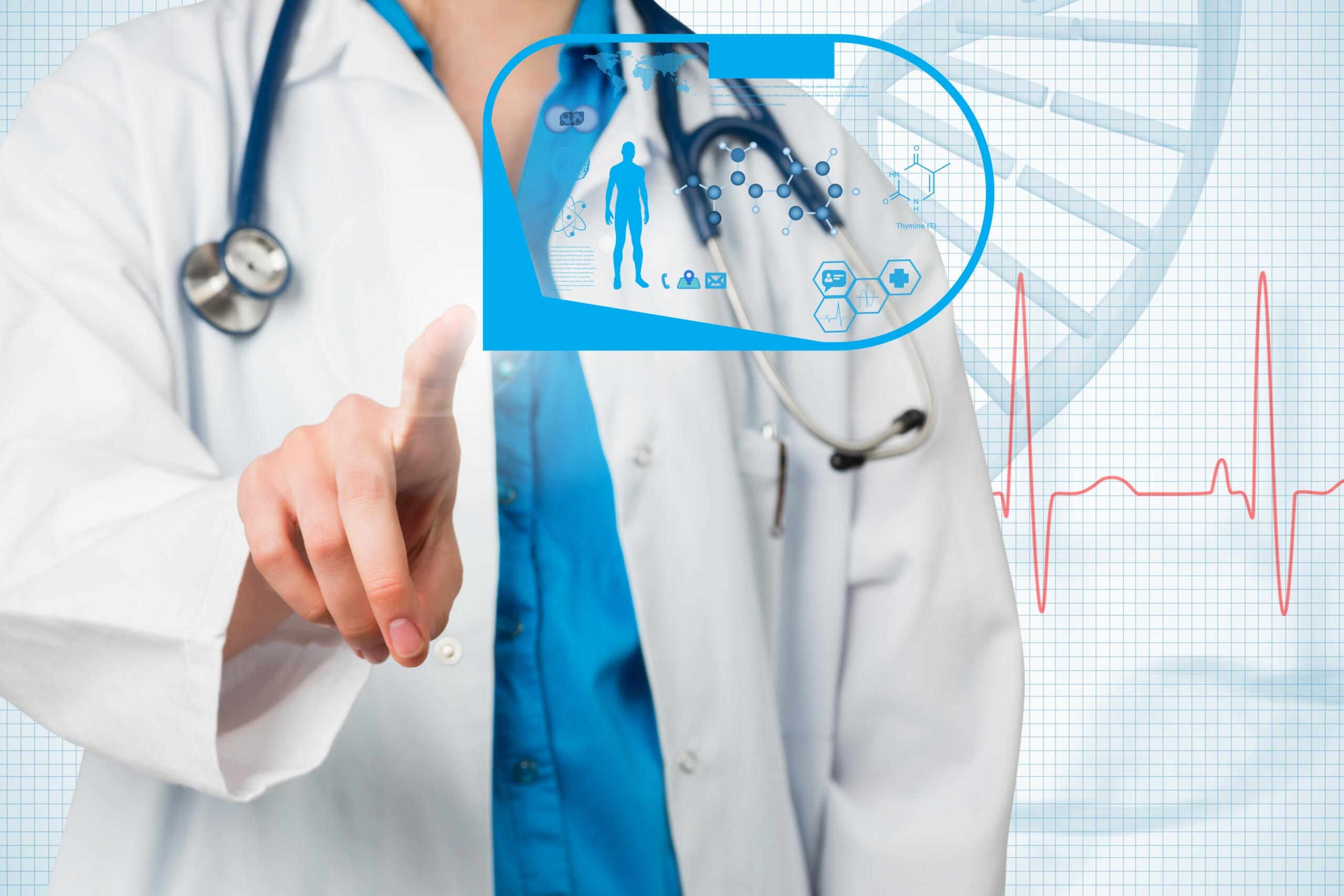 Médico del trabajo utilizando tecnología para representar elementos de las ciencias de la salud