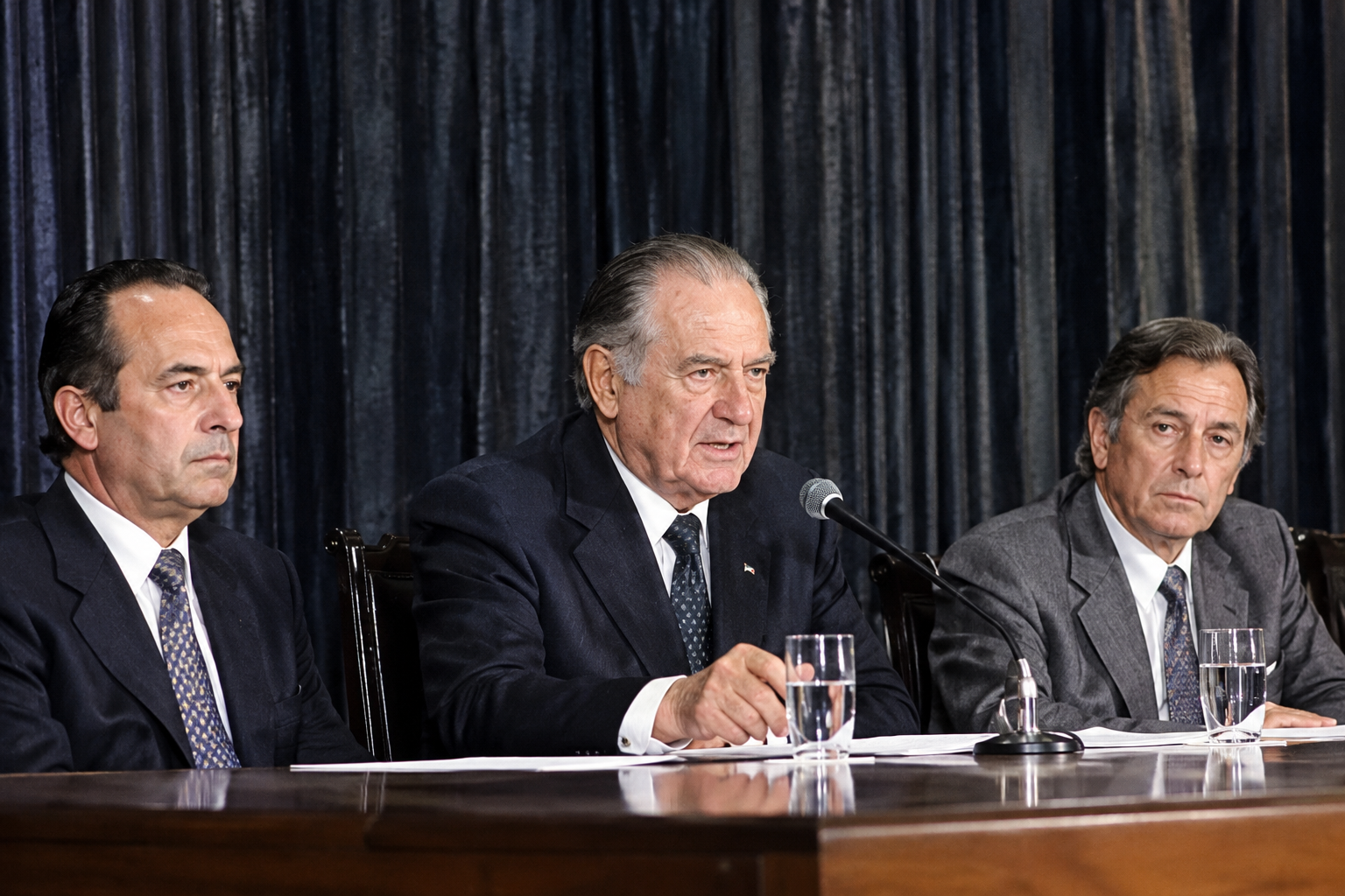Representación de Aylwin reunido con integrantes de su equipo de gobierno en una instancia institucional.
