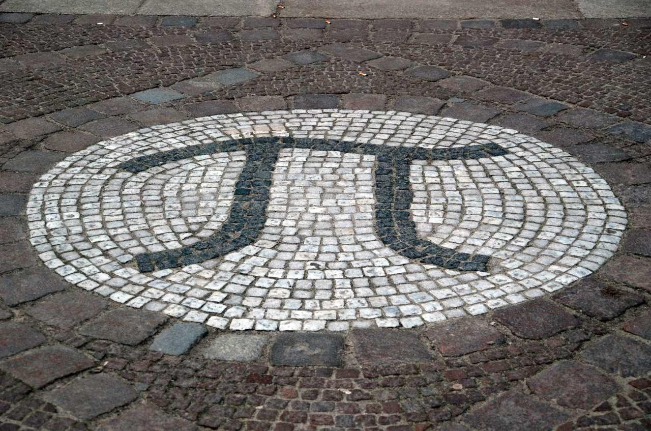 Símbolo pi dibujado en la calle