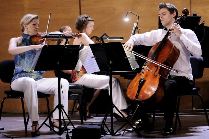 Integrantes de una orquesta filarmónica ensayando.