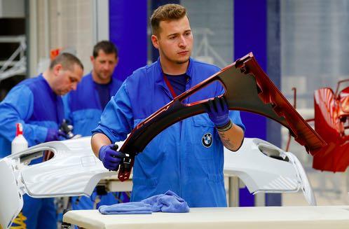 Trabajador de la BMW revisando una pieza de uno de sus vehiculos.