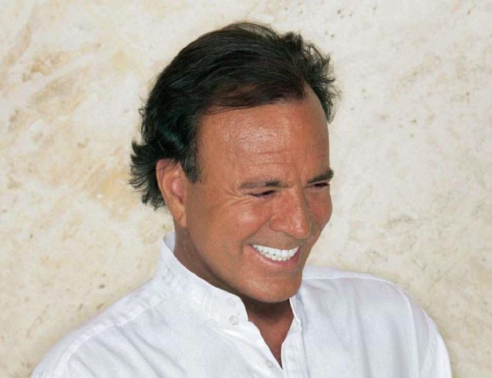 Julio Iglesias con una gran sonrisa