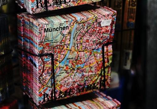 Mapas de la ciudad de München dispuestos en una anaquel para la venta.