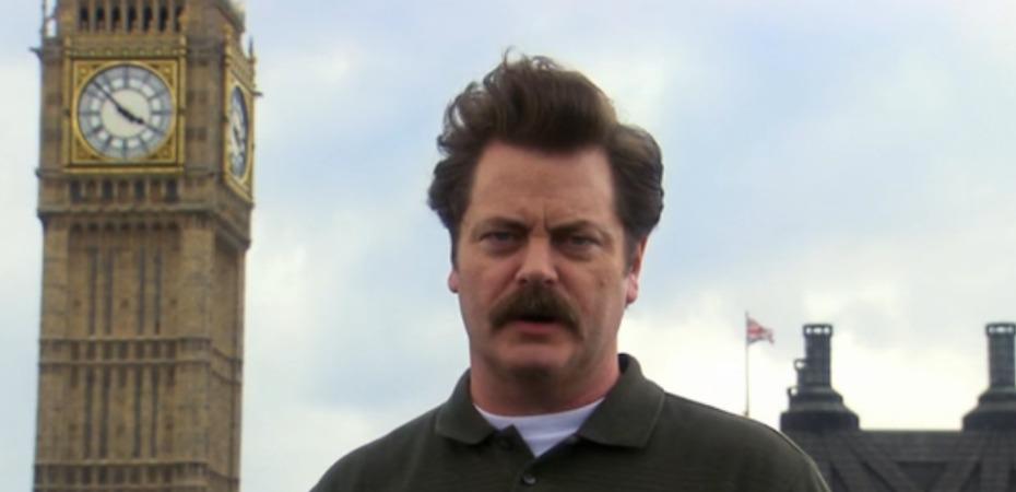 Hombre con bigote, atrás la torre del Big Ben