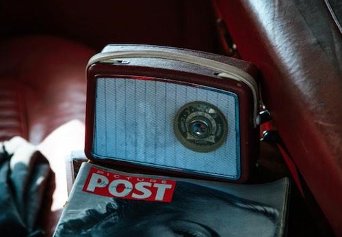 Escuha la radio en francés.