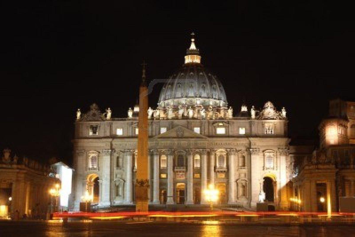 Imagen nocturna de la catedral de San Pedro en la plazoleta de Roma.