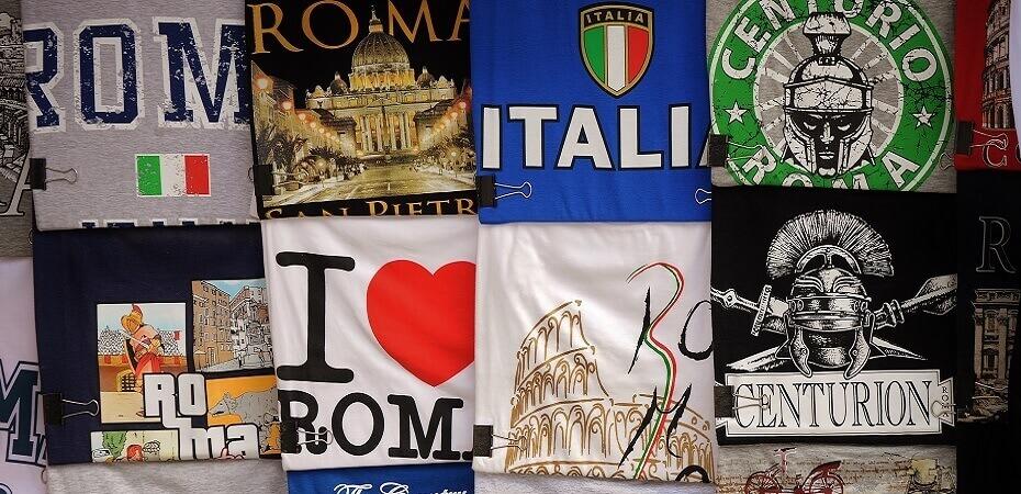 Camisetas alusivas a Roma, capital de Italia.