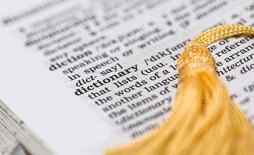 Hacer el esfuerzo de decir las cosas en inglés sin buscar la traducción.