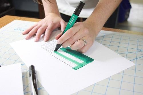 Delineando con marcador verde